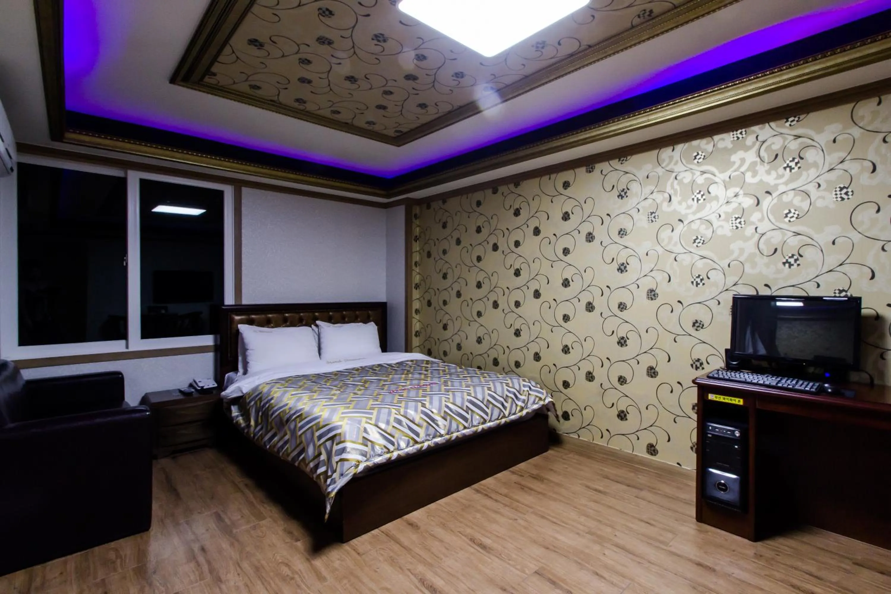 Off site, TV/Entertainment Center in GuangJu Hotel Banana
