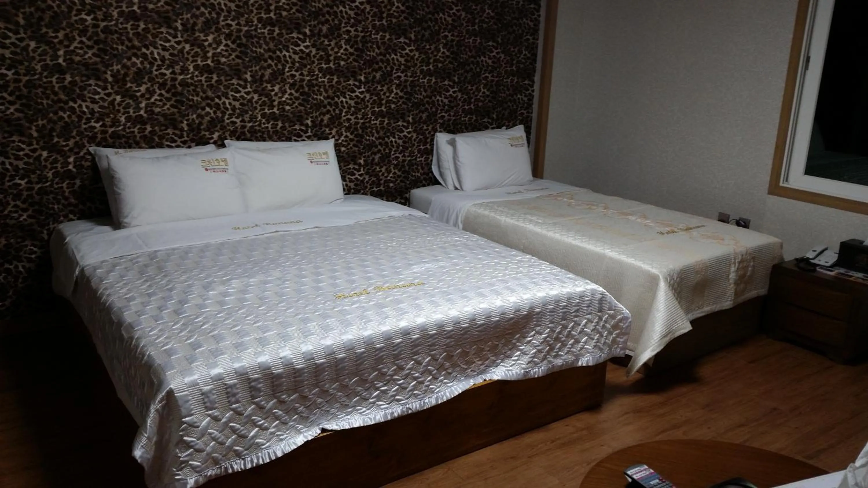 Shower in GuangJu Hotel Banana