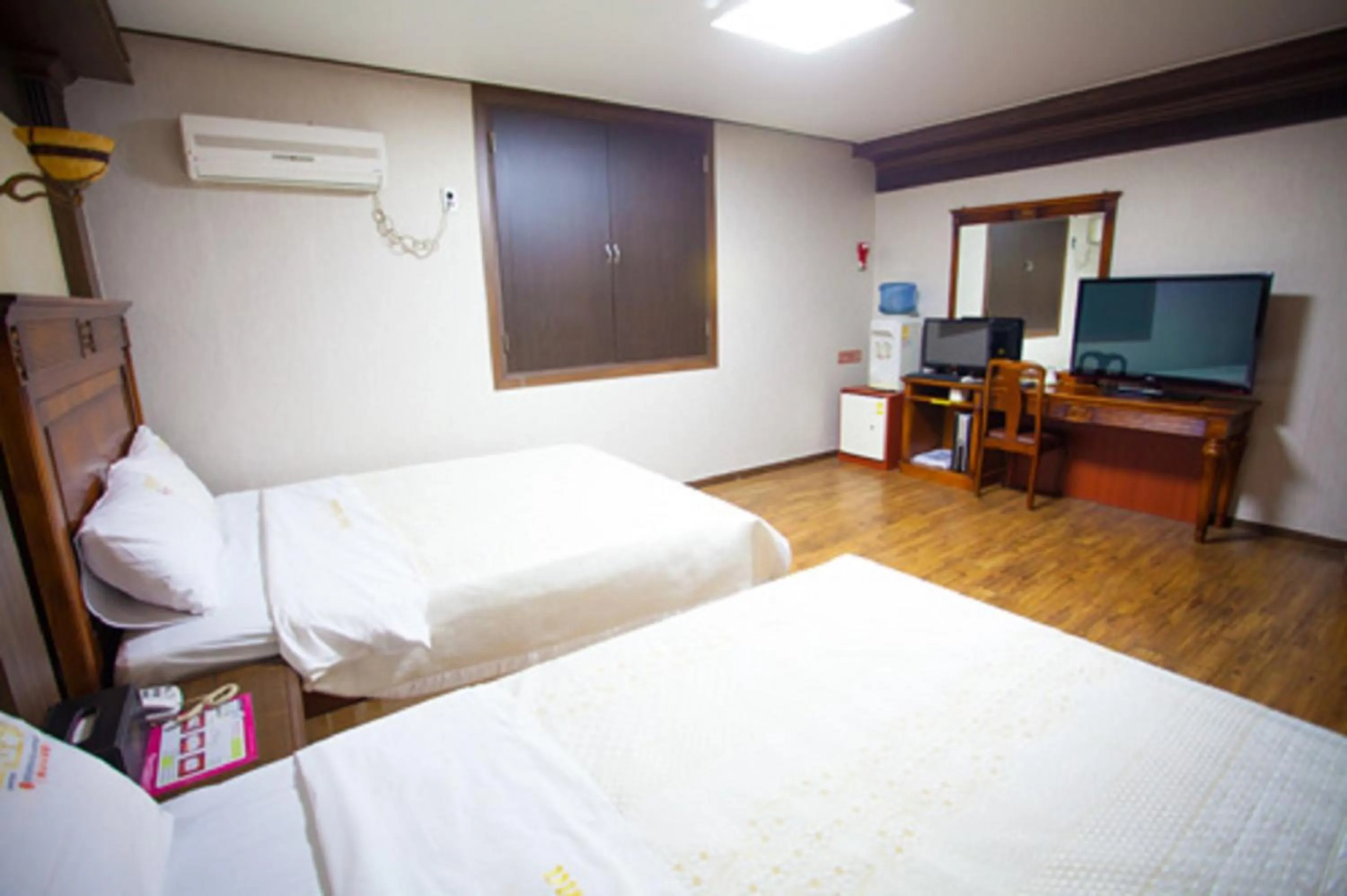 TV/Entertainment Center in GuangJu Hotel Banana