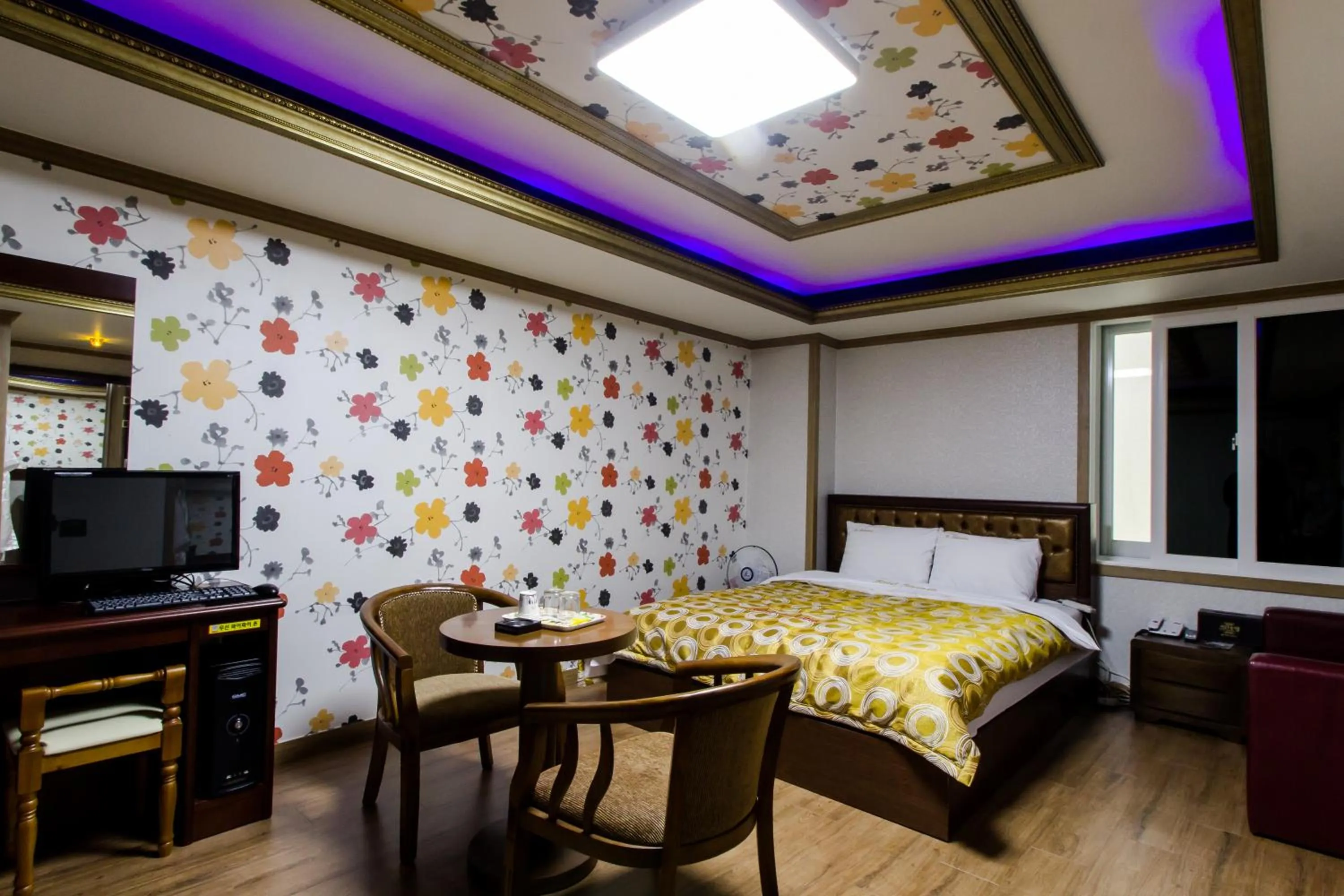 TV/Entertainment Center in GuangJu Hotel Banana