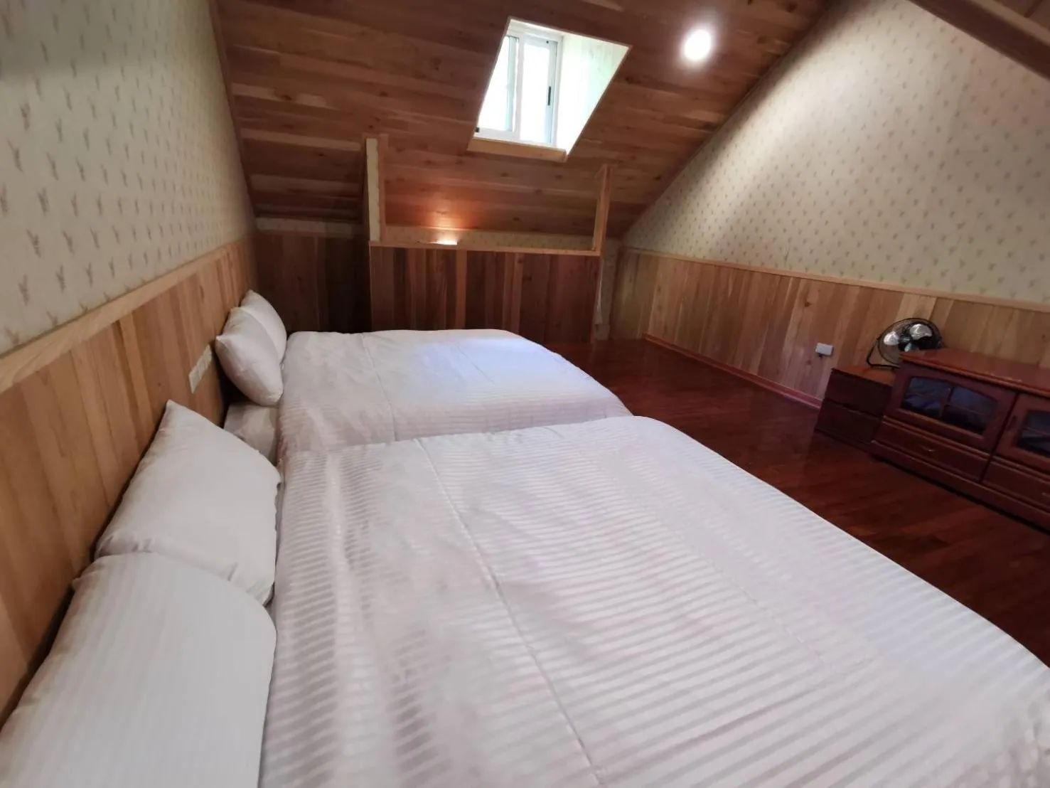 Photo of the whole room, Bed in Dreamtown