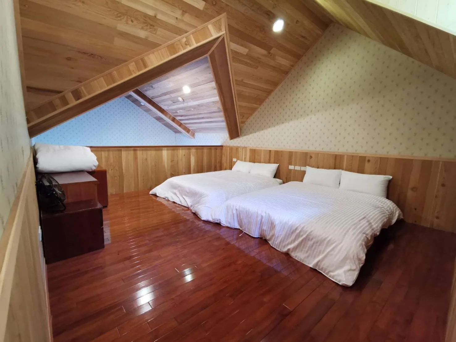 Photo of the whole room, Bed in Dreamtown