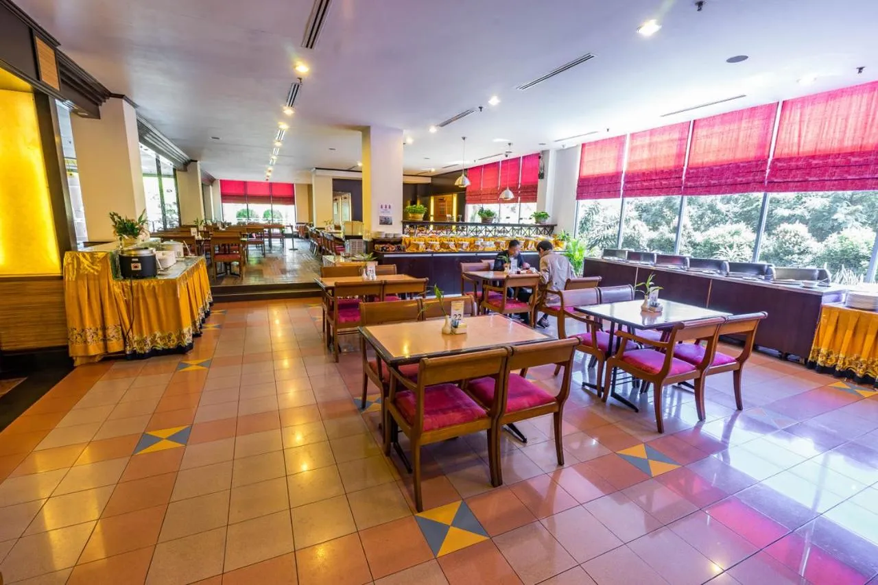 Restaurant/places to eat in Crystal Crown Hotel Harbour View, Port Klang