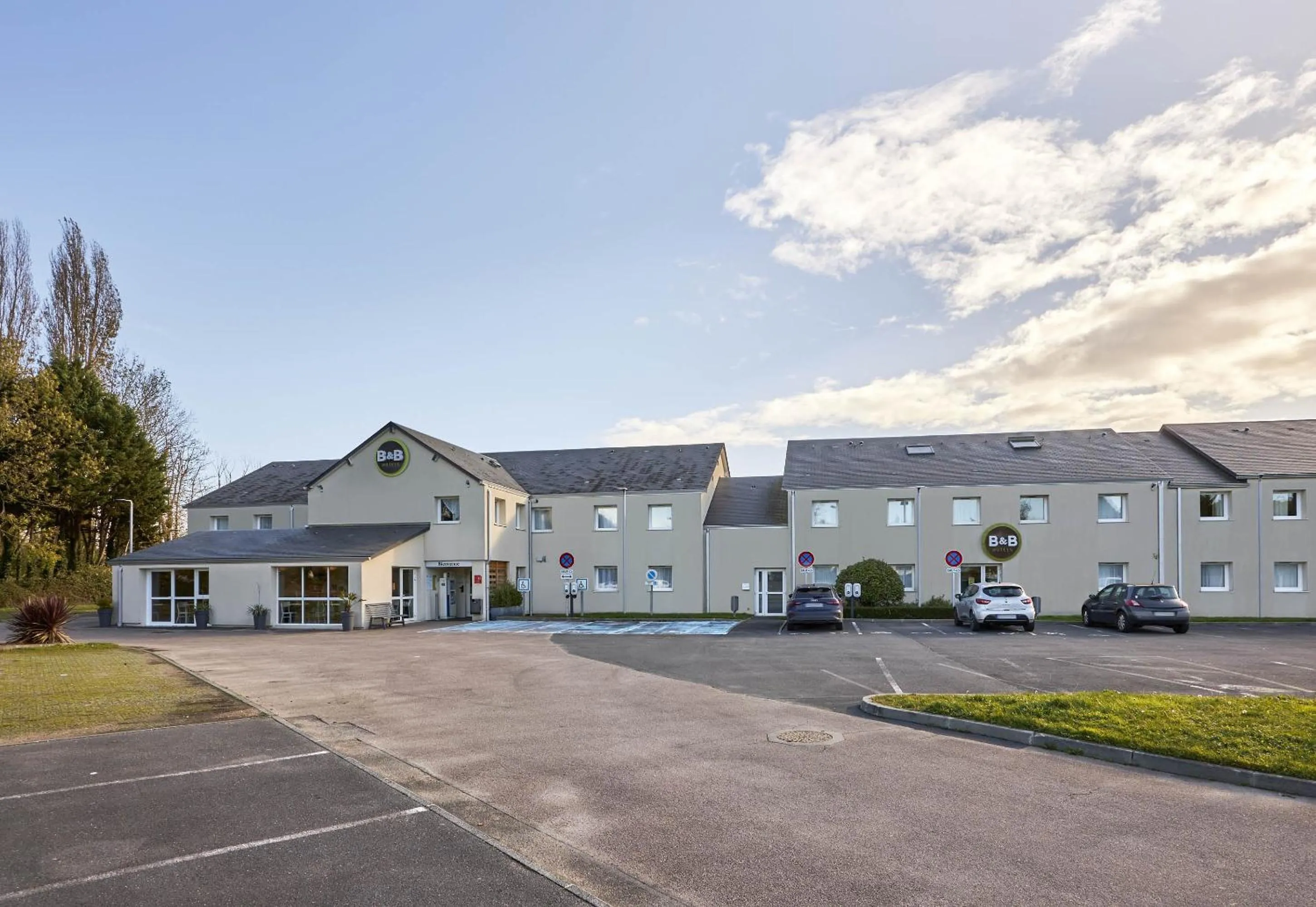 Facade/entrance in B&B HOTEL Honfleur
