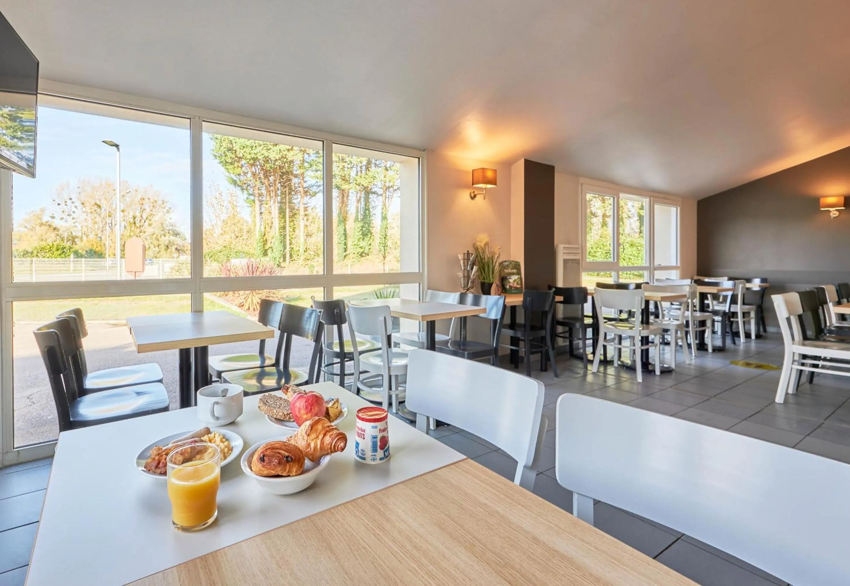 Breakfast in B&B HOTEL Honfleur