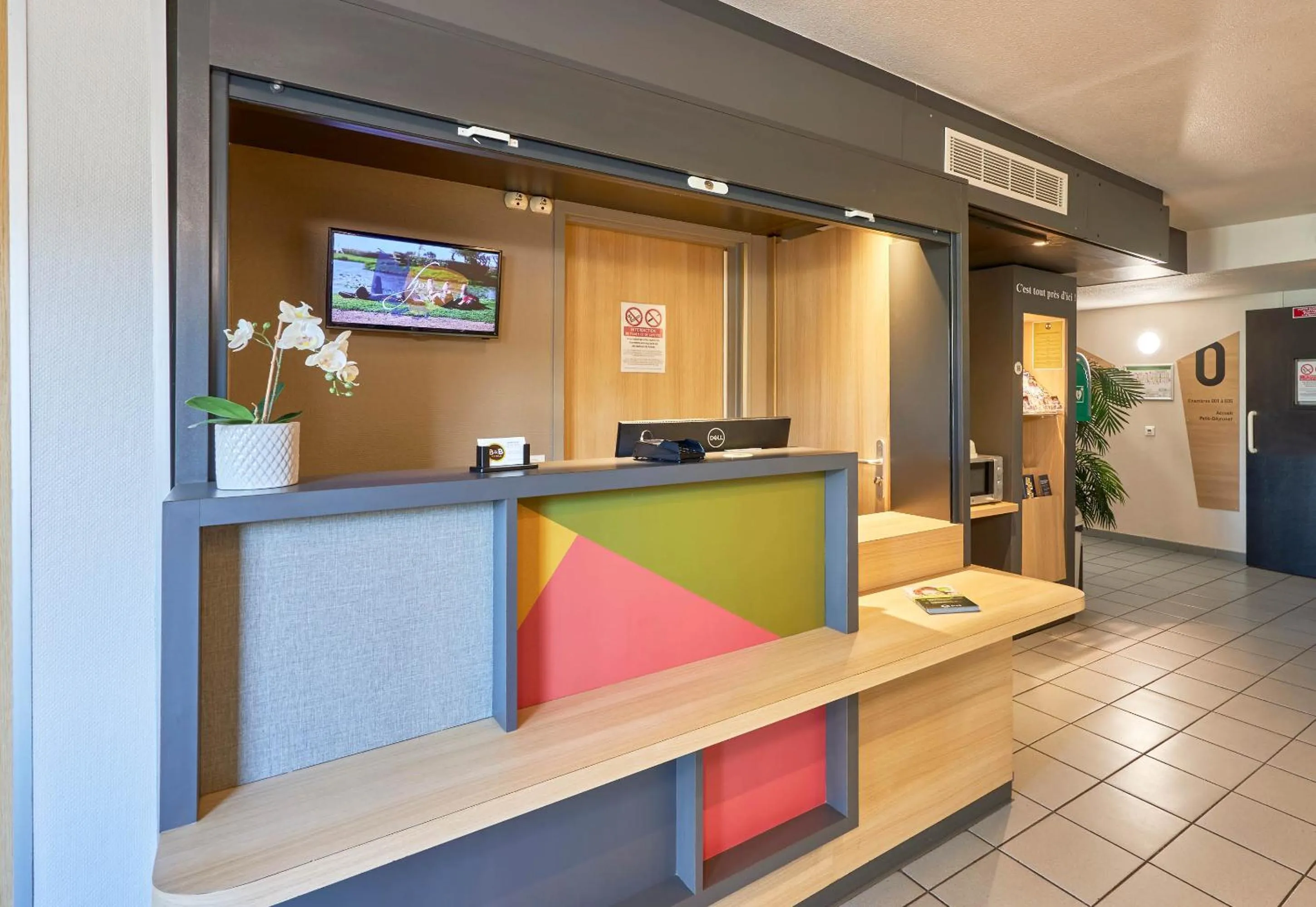 Lobby or reception in B&B HOTEL Honfleur