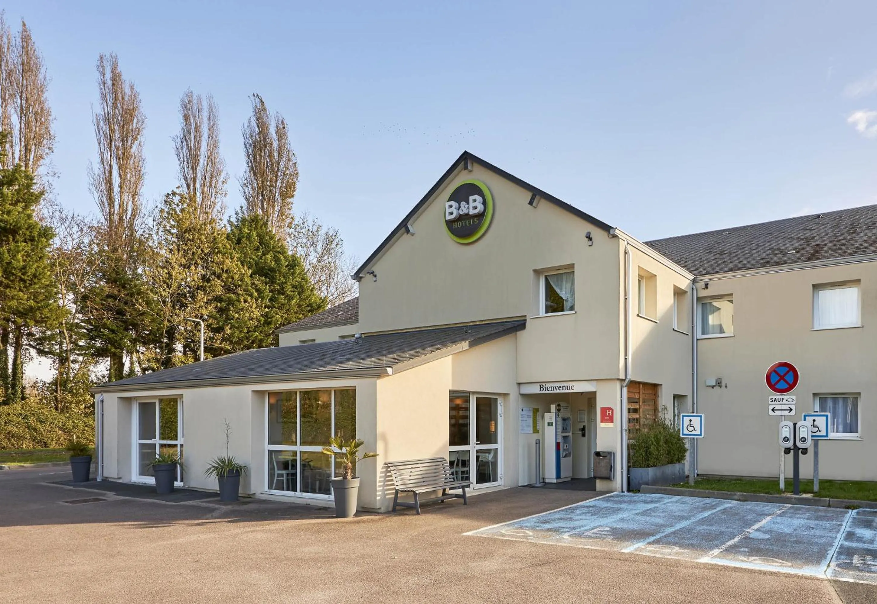 Facade/entrance in B&B HOTEL Honfleur