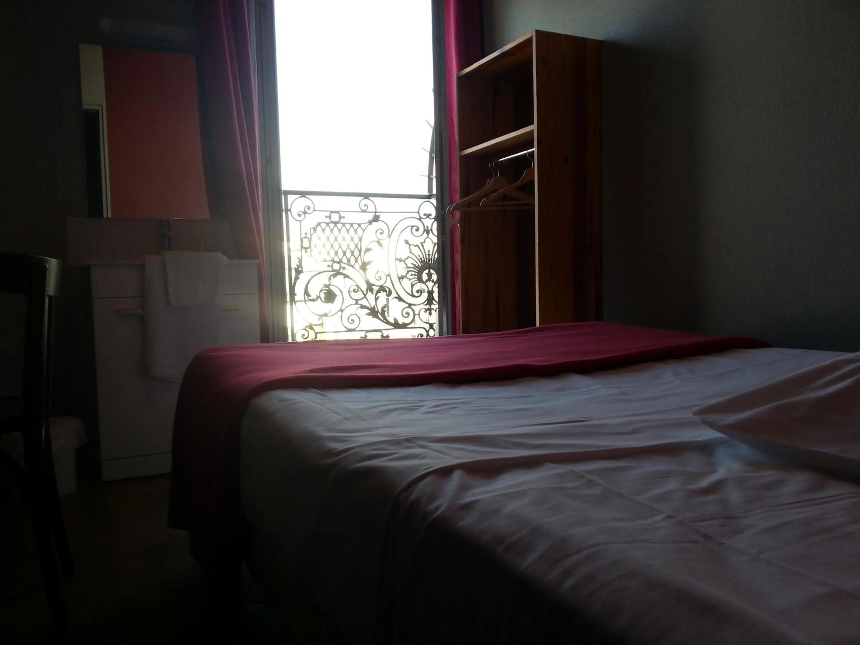 Photo of the whole room in Hipotel Paris Bastille Saint Antoine