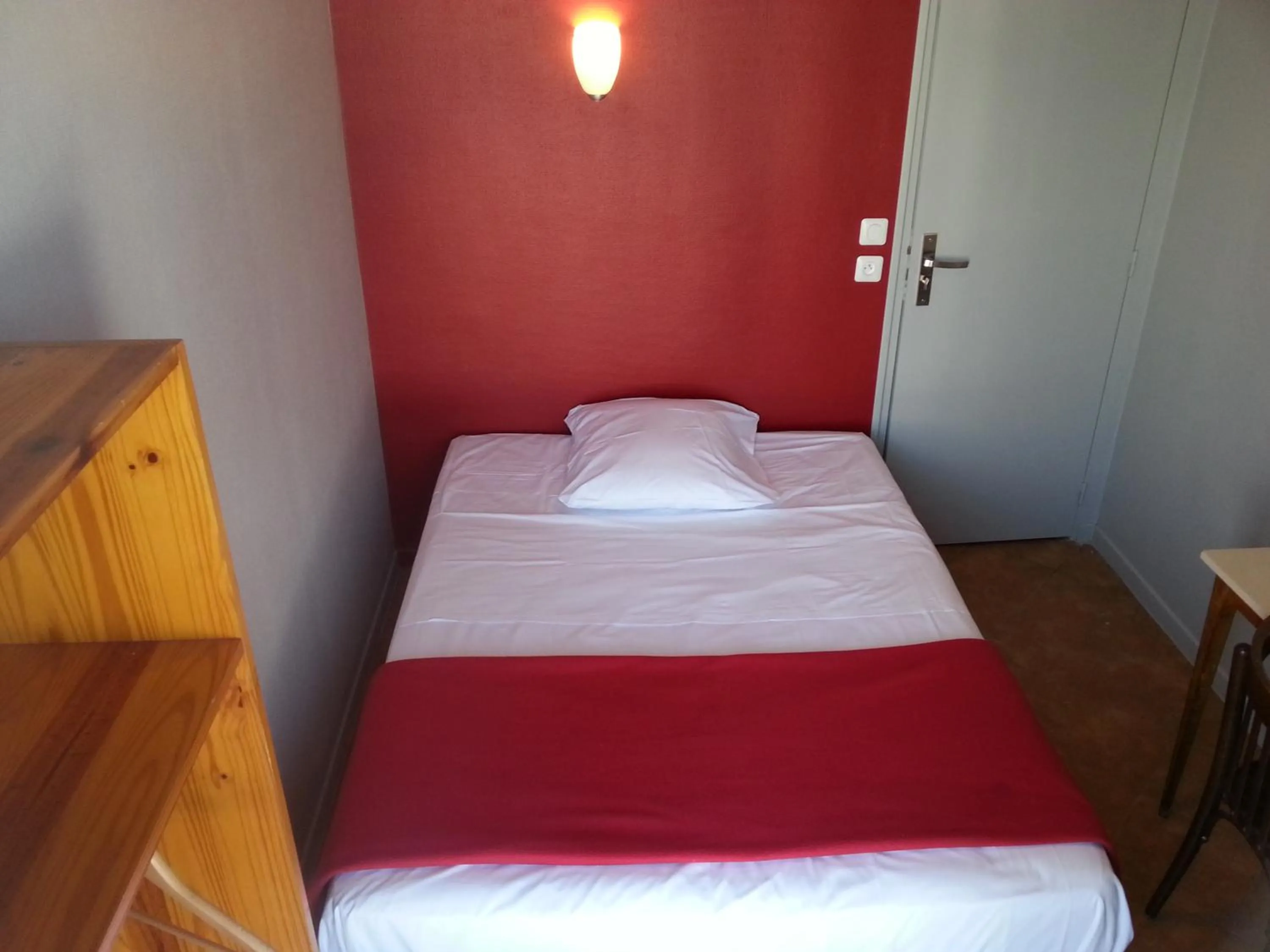 Photo of the whole room in Hipotel Paris Bastille Saint Antoine