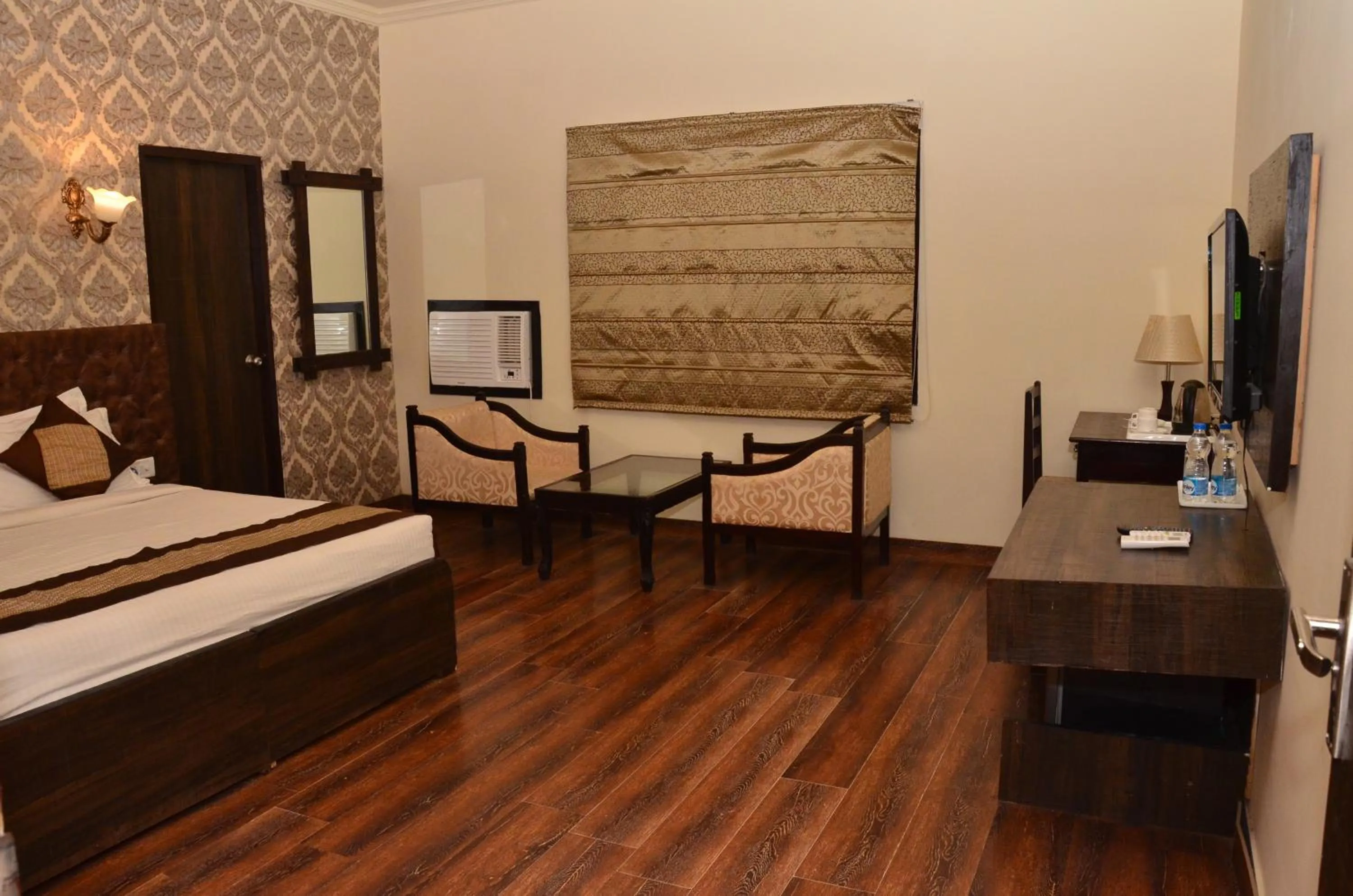 Photo of the whole room, Bed in Shani Vilas Ranthambore