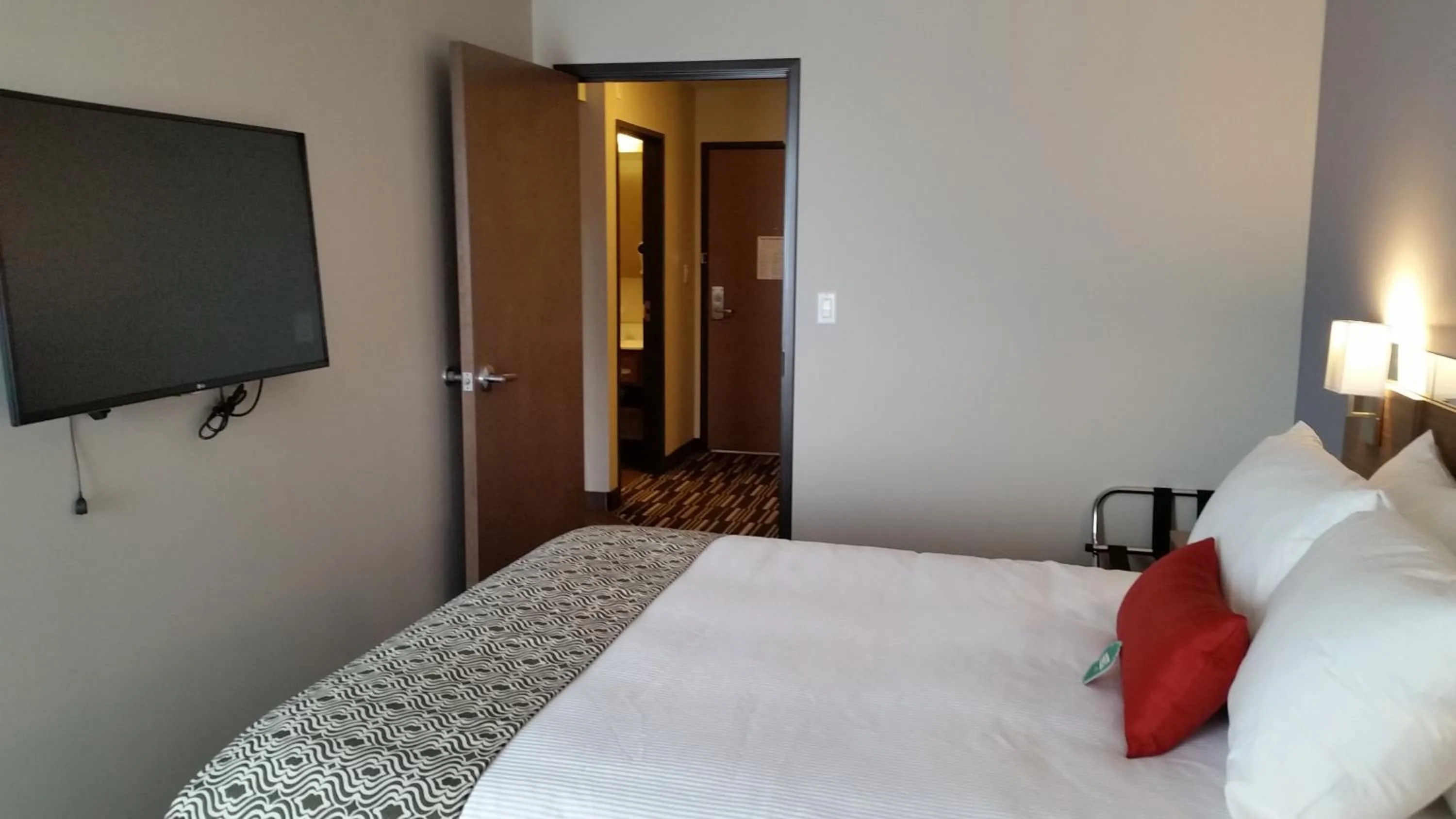 Photo of the whole room, Bed in Microtel Inn & Suites by Wyndham Bonnyville