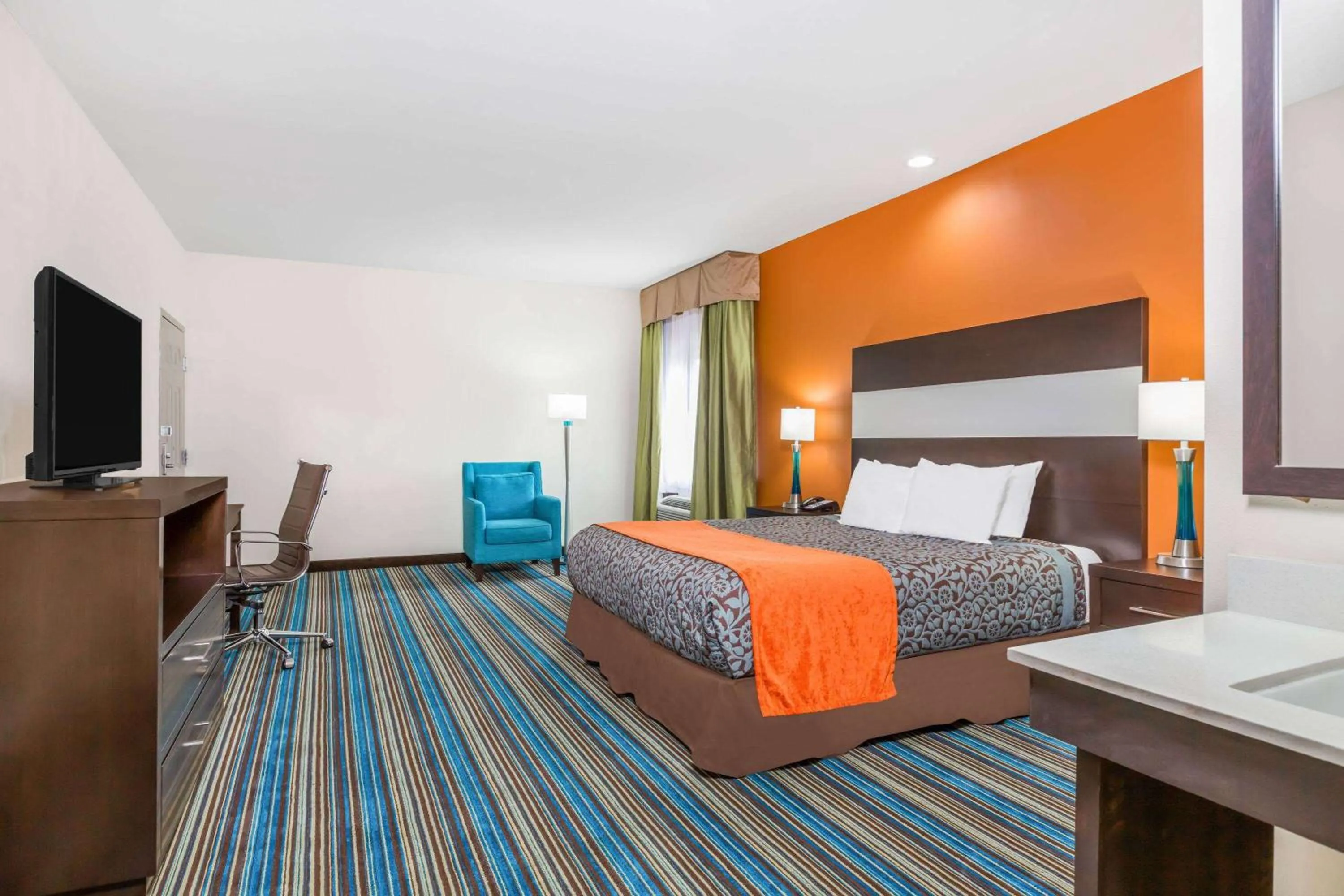 Photo of the whole room, Bed in Days Inn & Suites by Wyndham Katy