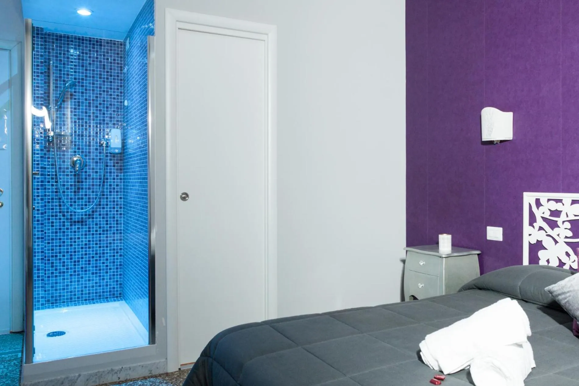 Shower, Bed in Re di Luna B&B