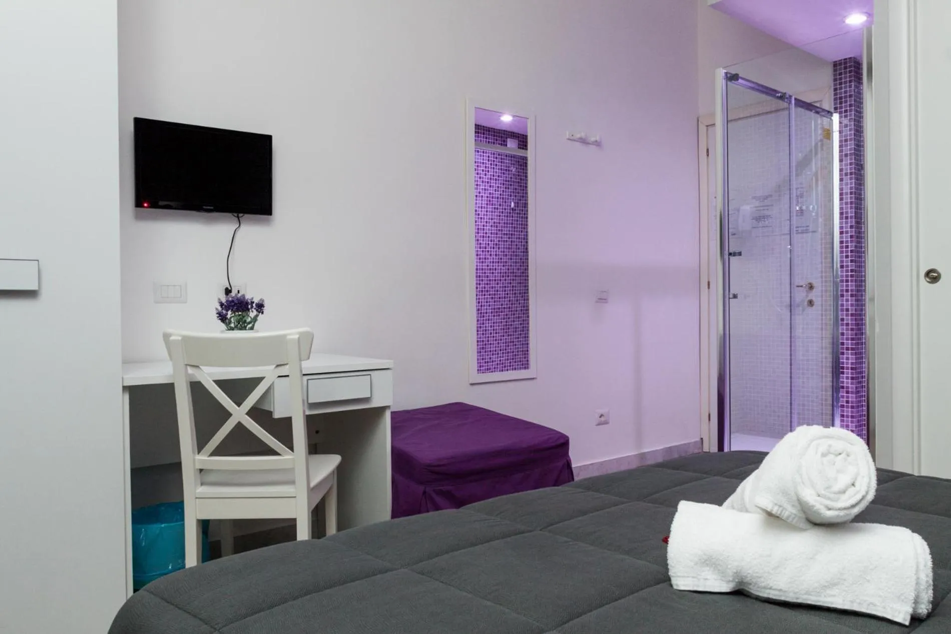 Shower, Bed in Re di Luna B&B