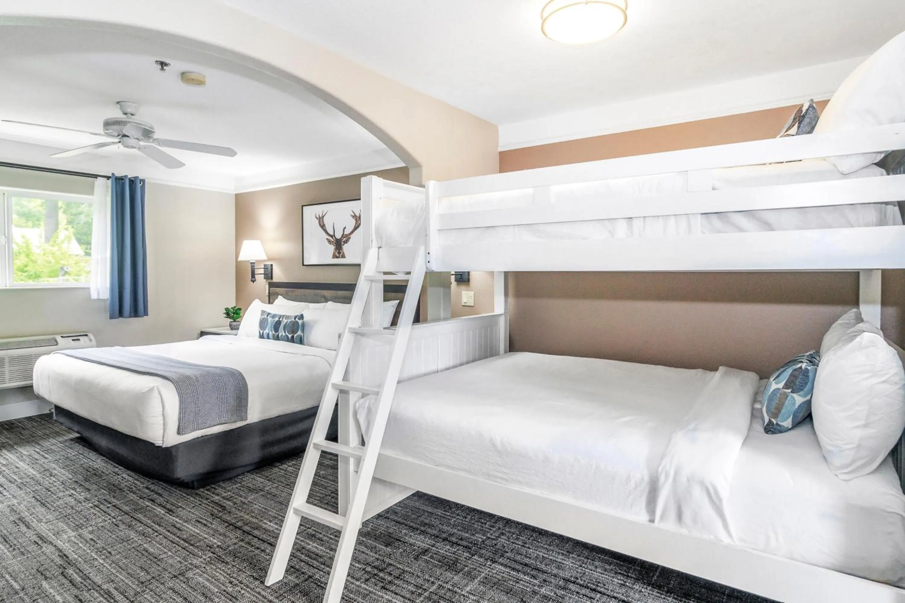 Bed in Inn At Mount Shasta