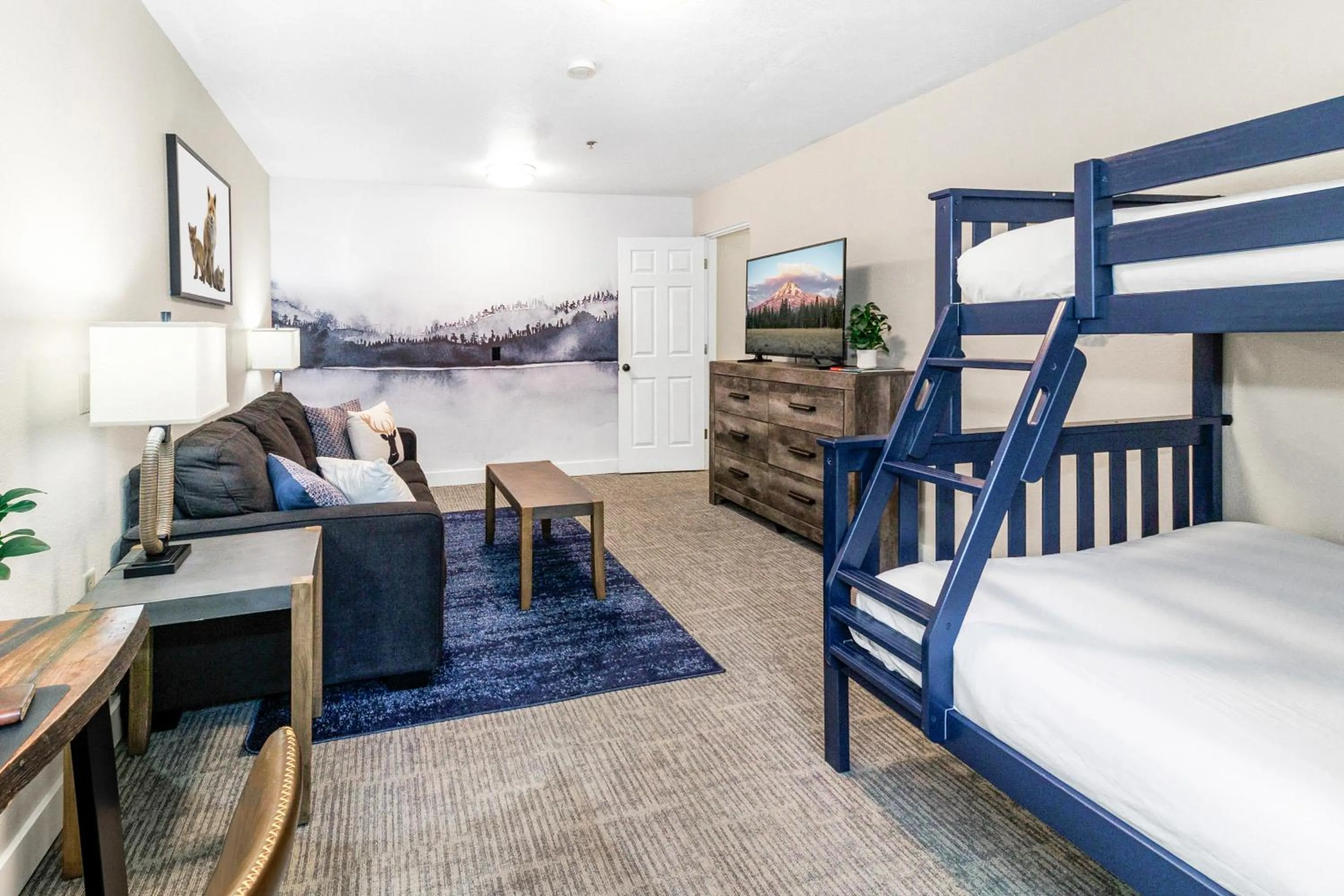 Living room, Bed in Inn At Mount Shasta