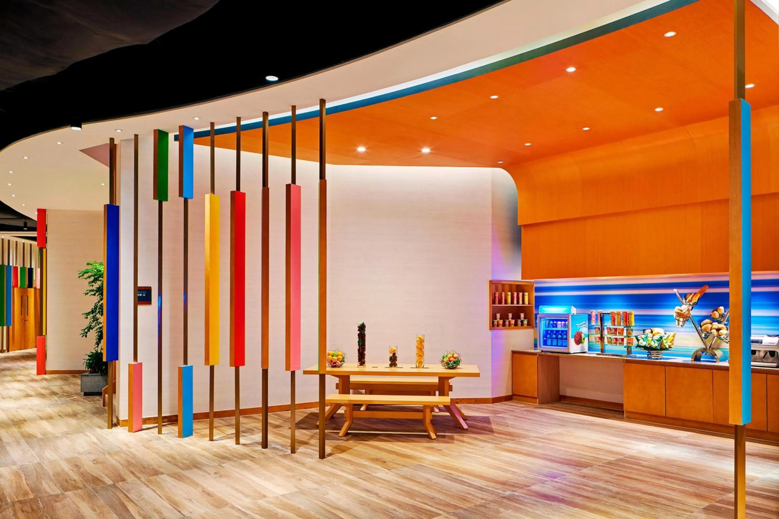 Restaurant/places to eat in Aloft Dynamic Town