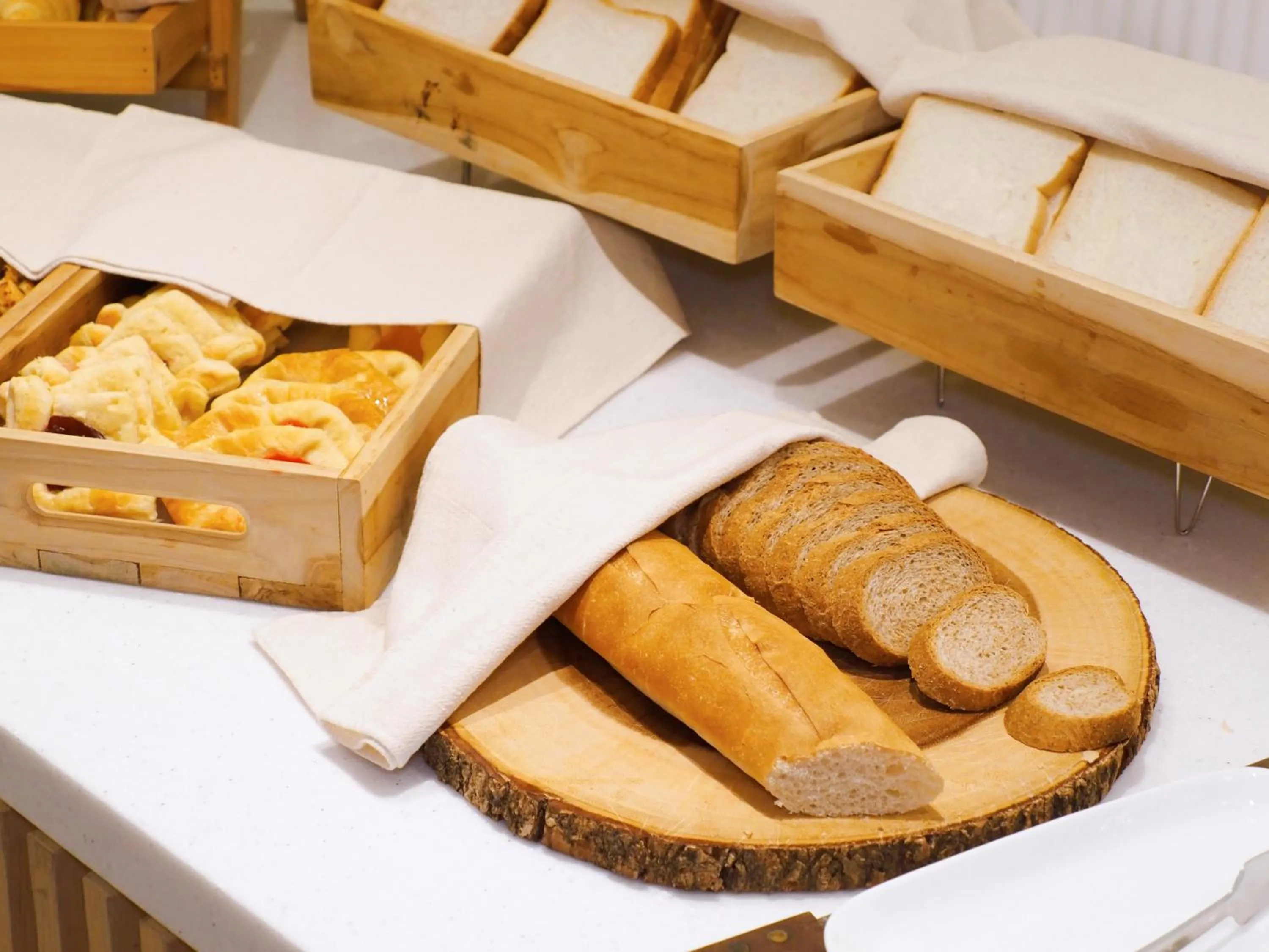 Restaurant/places to eat in Aster Hotel and Residence by At Mind