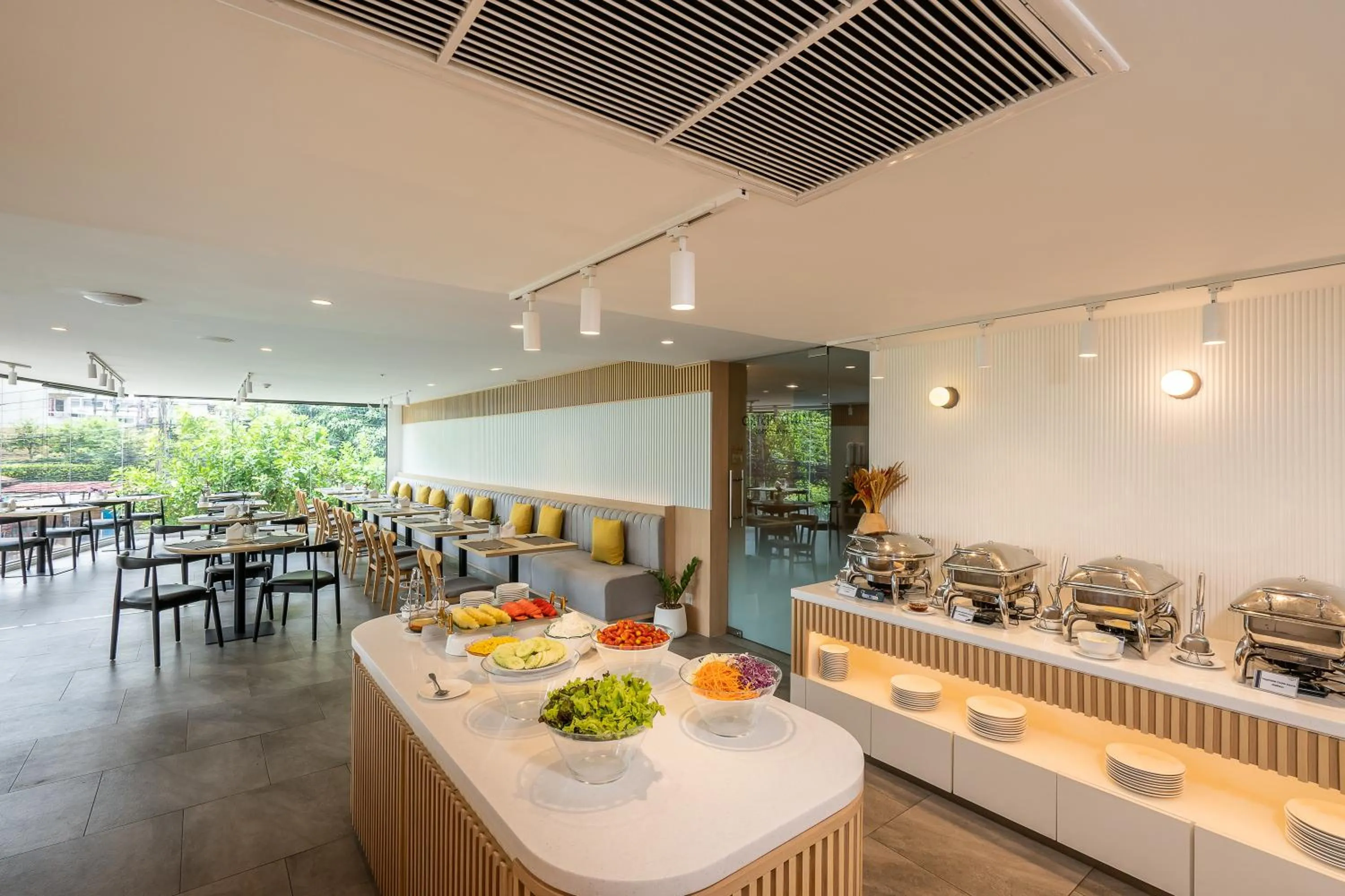 Restaurant/places to eat in Aster Hotel and Residence by At Mind