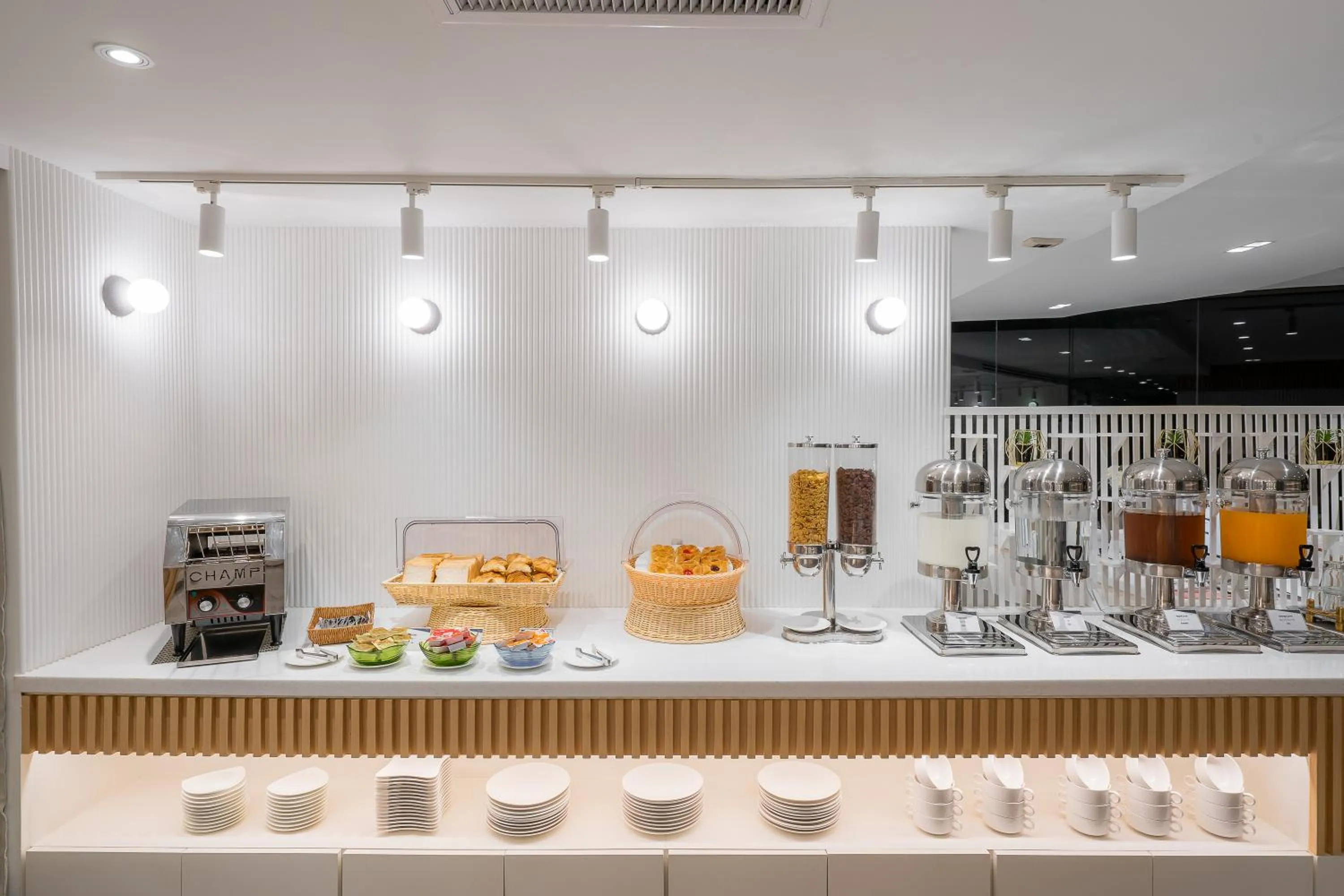 Restaurant/places to eat in Aster Hotel and Residence by At Mind