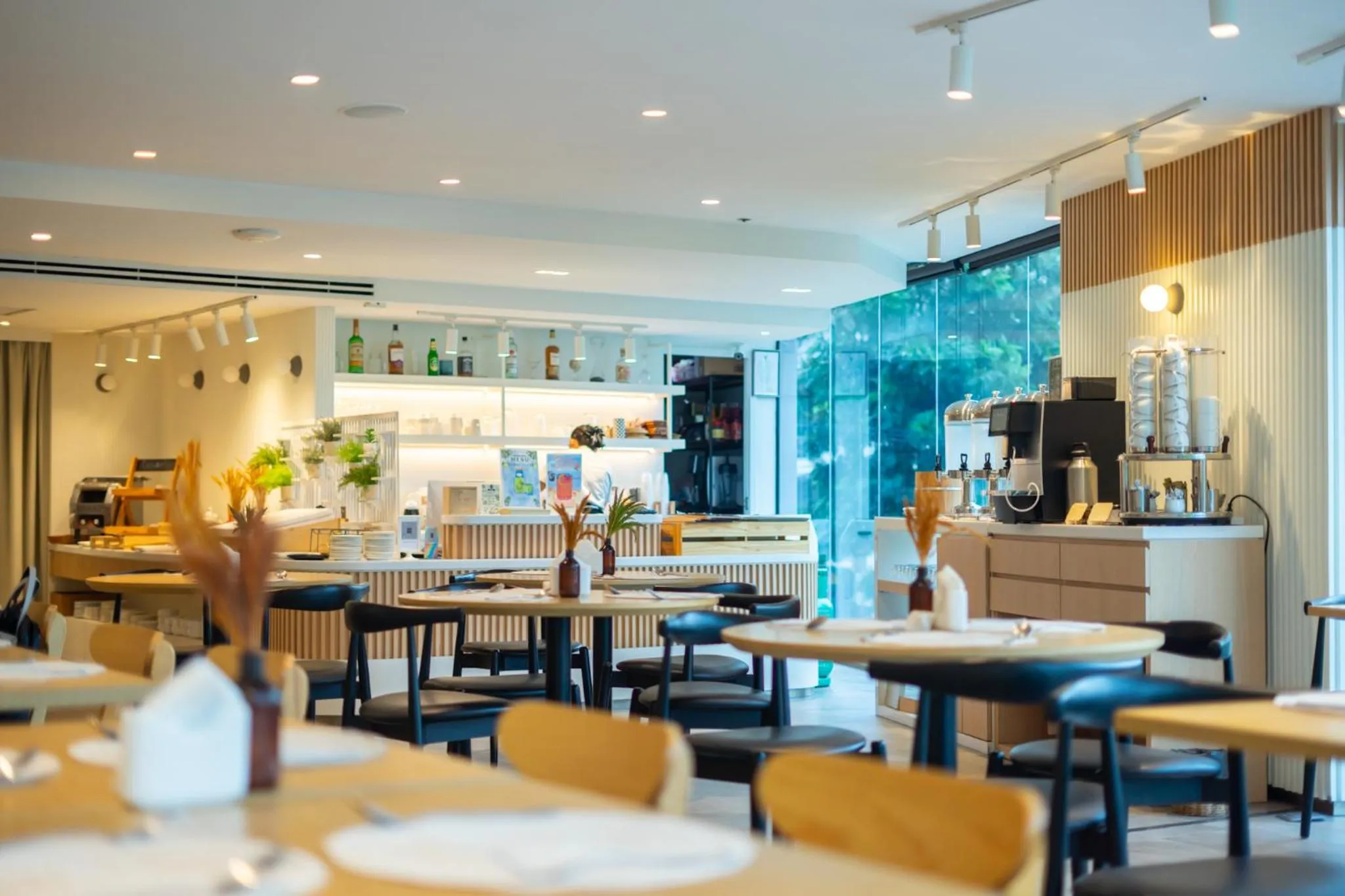 Restaurant/places to eat in Aster Hotel and Residence by At Mind