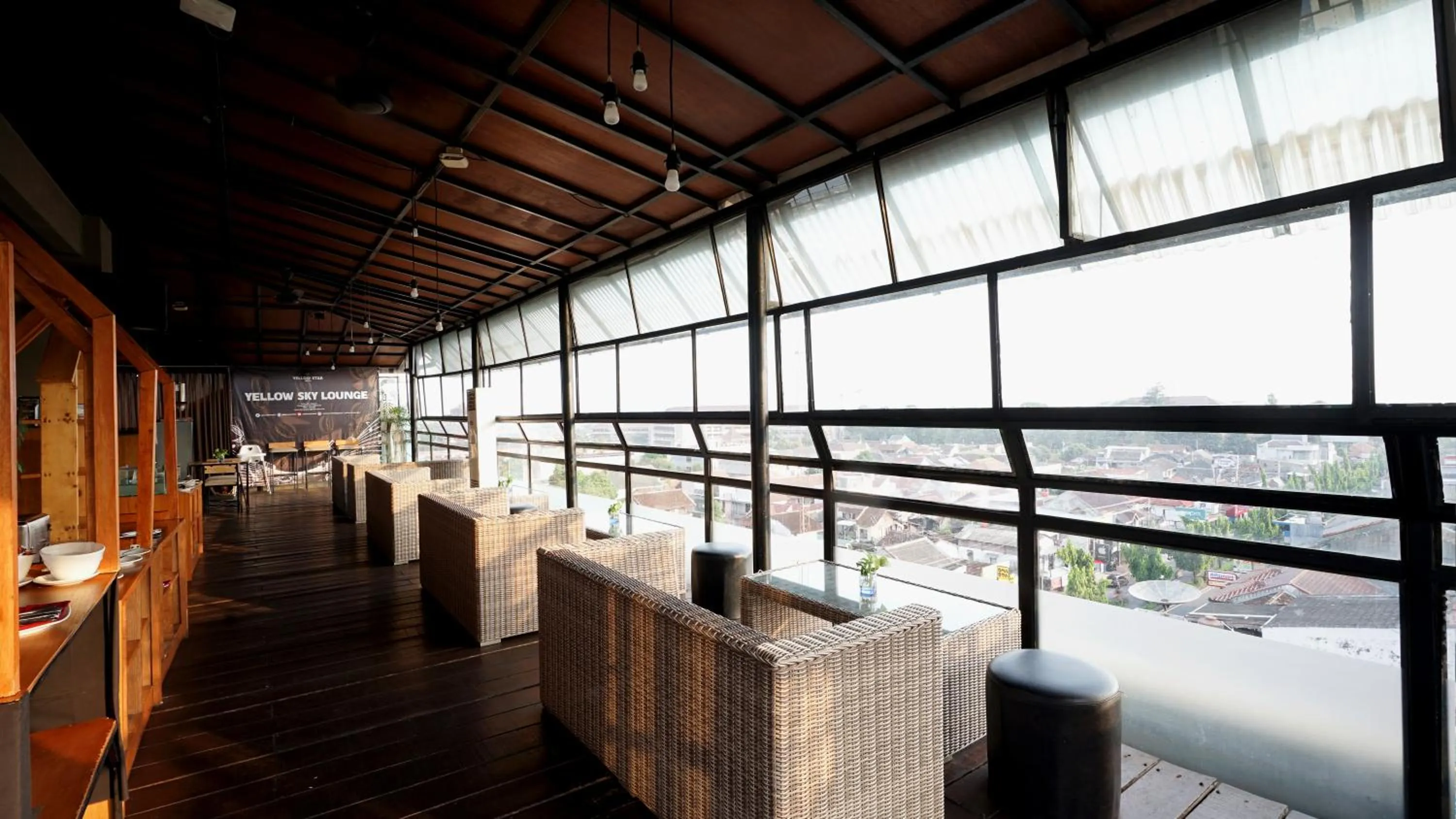 Restaurant/places to eat in Yellow Star Gejayan Hotel