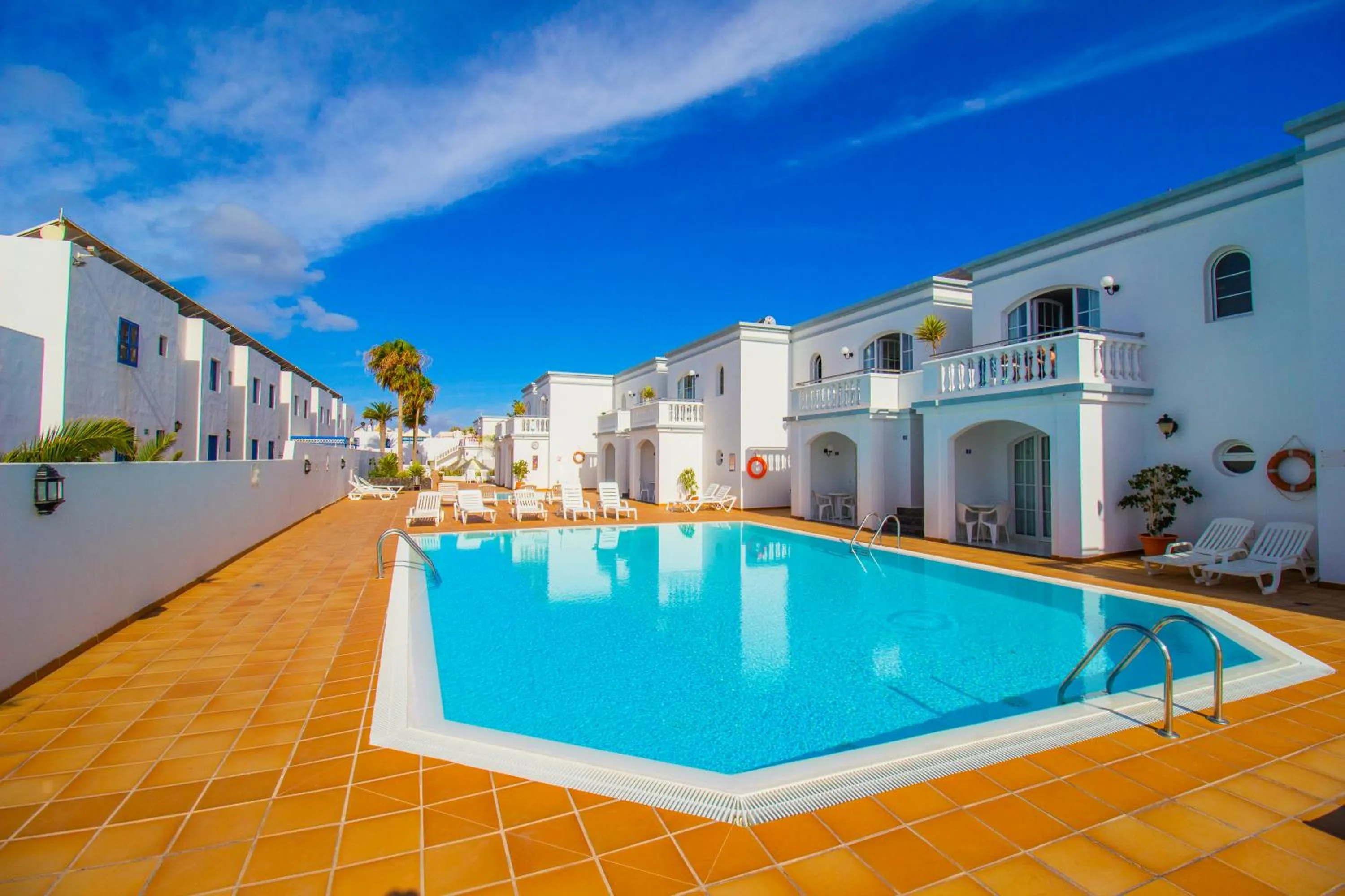 Swimming pool in Apartamentos Corona Mar