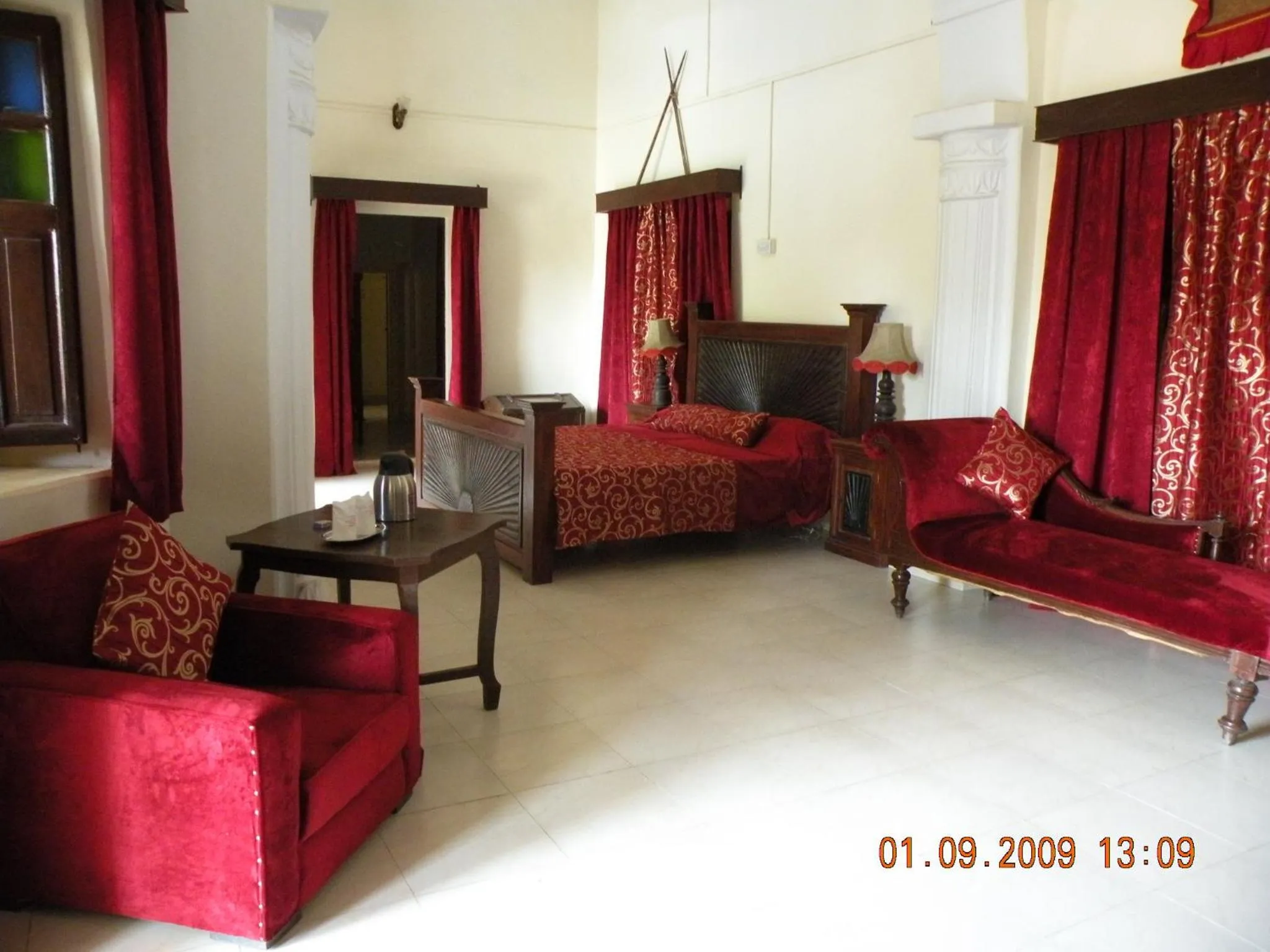 Photo of the whole room, Bed in Bhanwar Vilas Palace