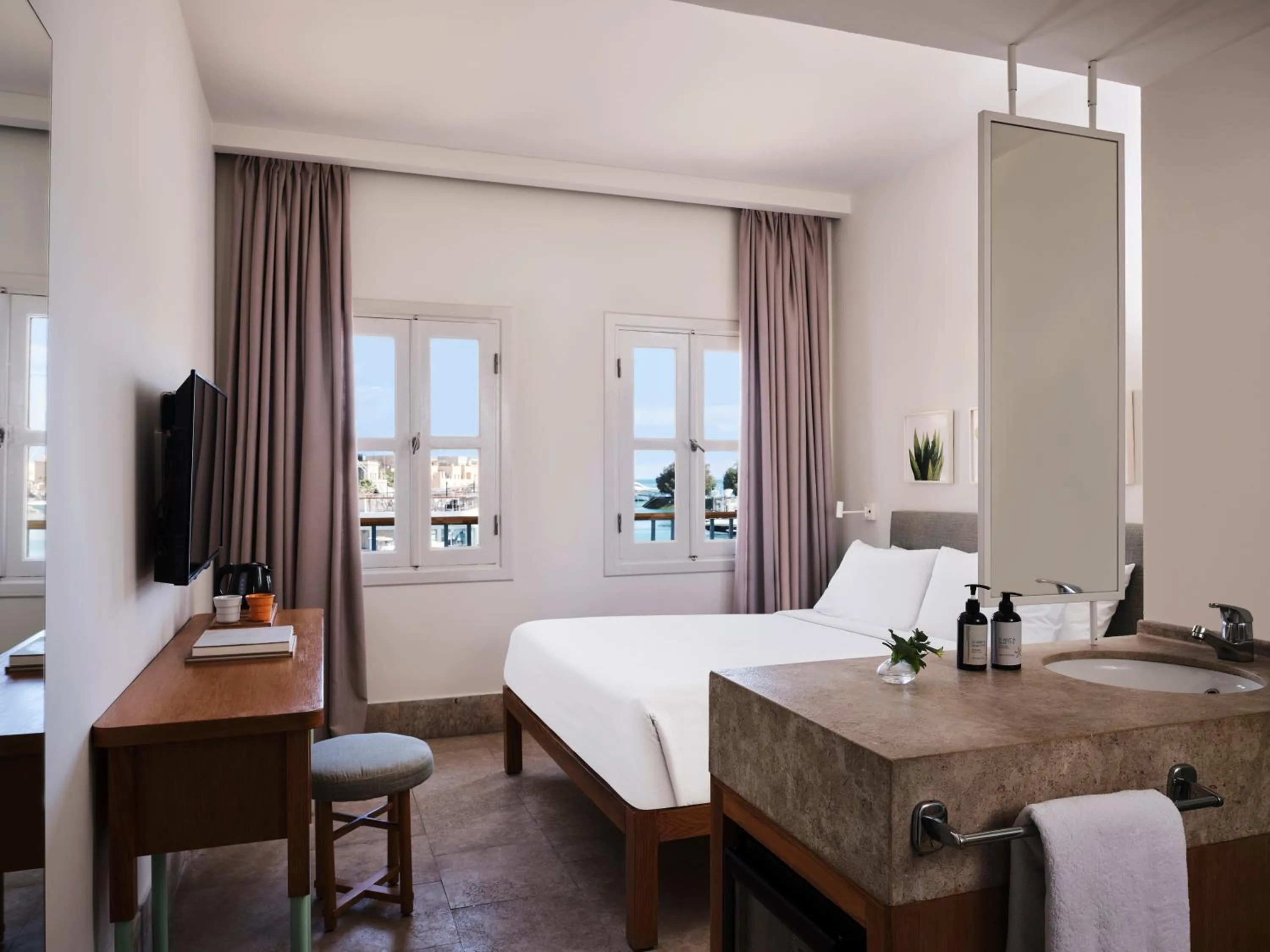 Bedroom, Bed in Captain's Inn Hotel