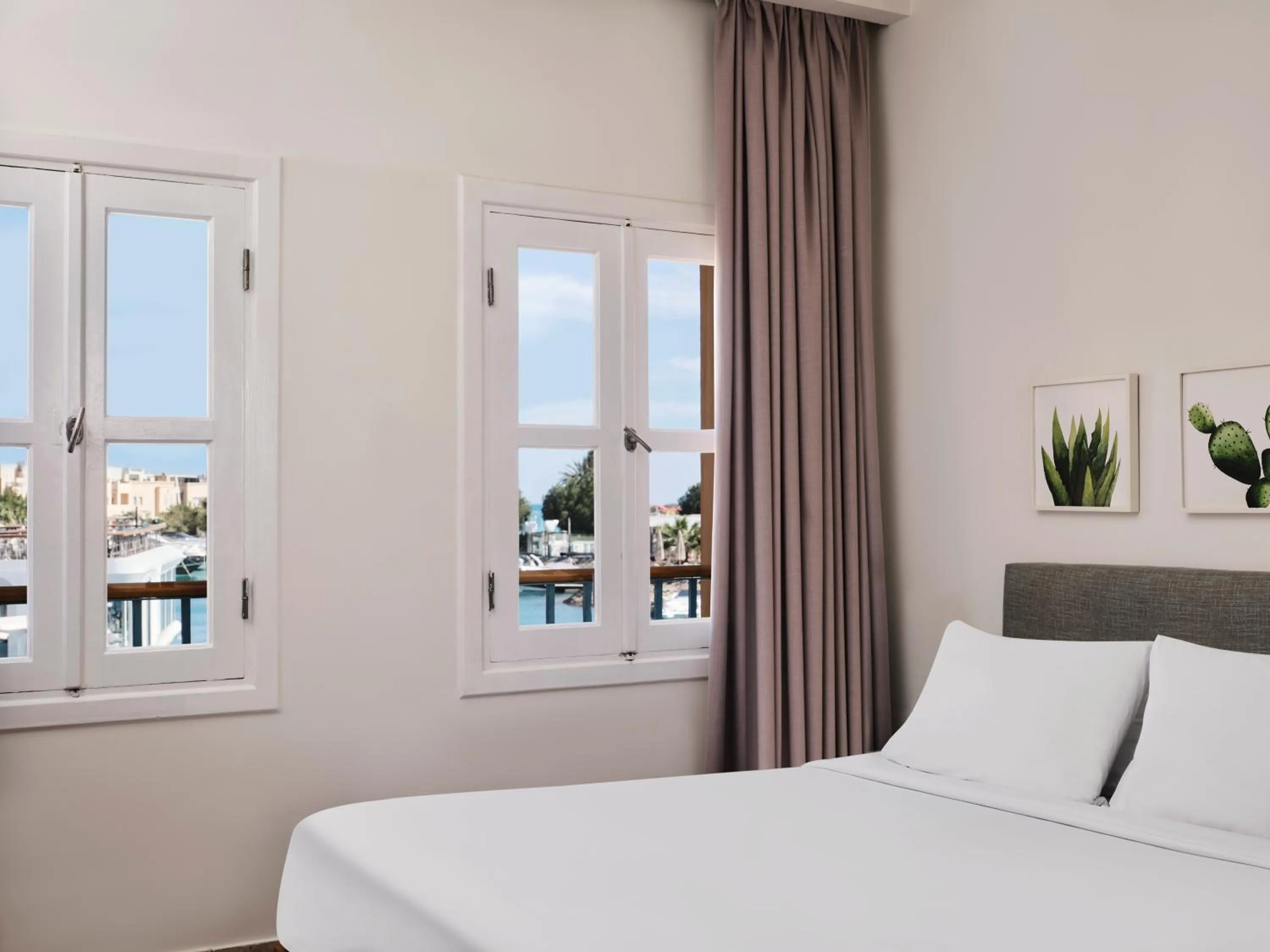 View (from property/room), Bed in Captain's Inn Hotel