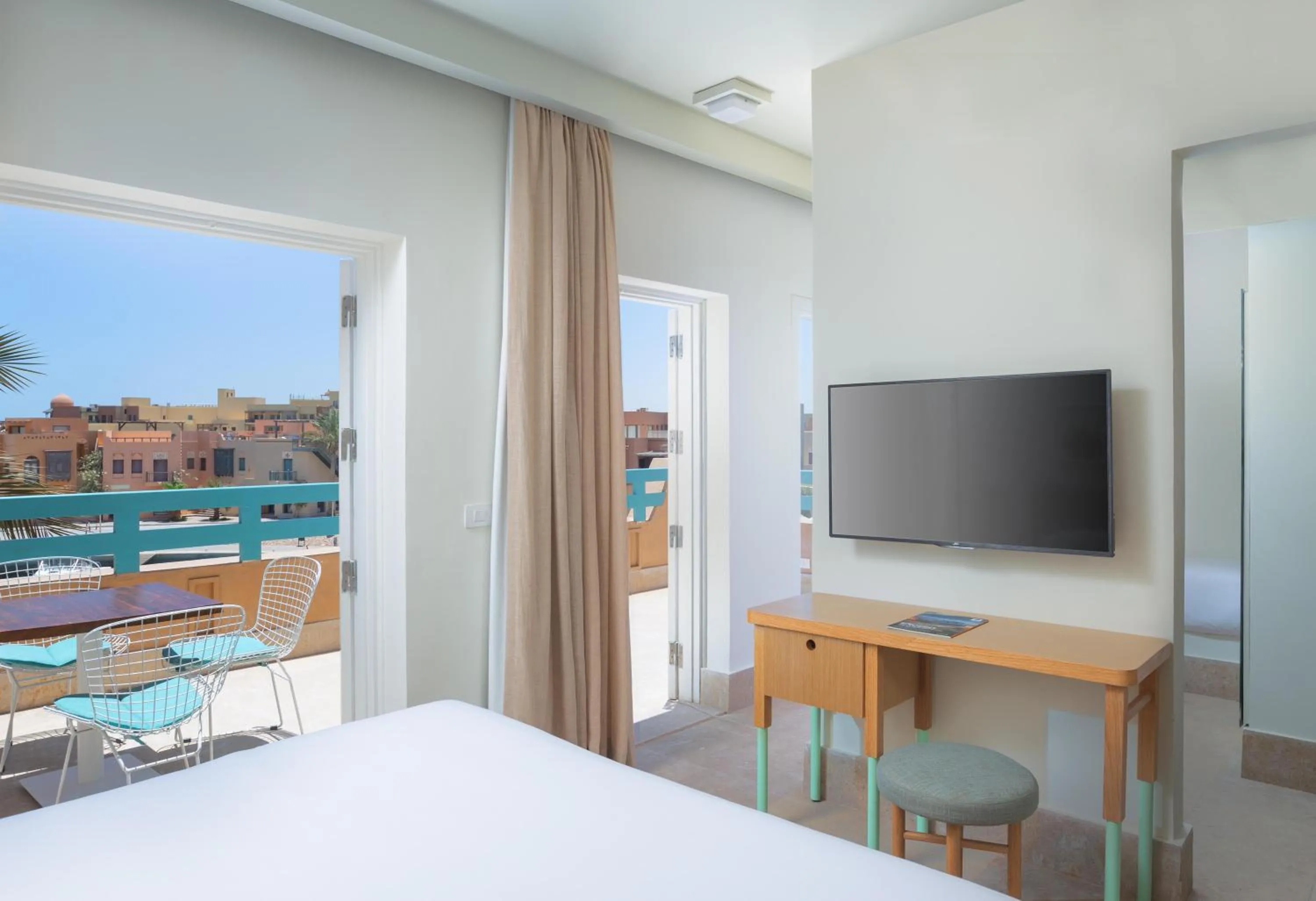 Photo of the whole room in Captain's Inn Hotel