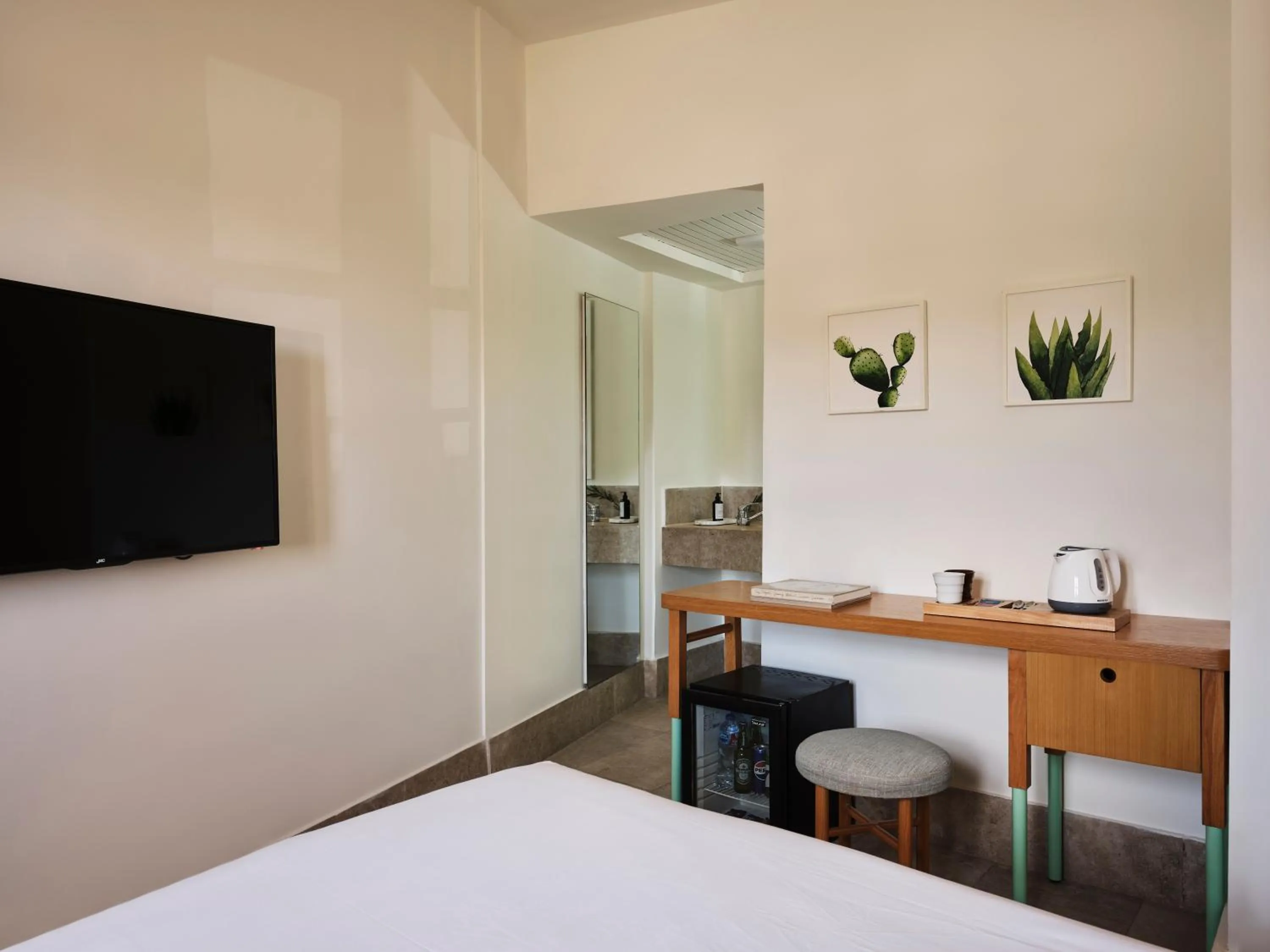 Photo of the whole room, Bed in Captain's Inn Hotel