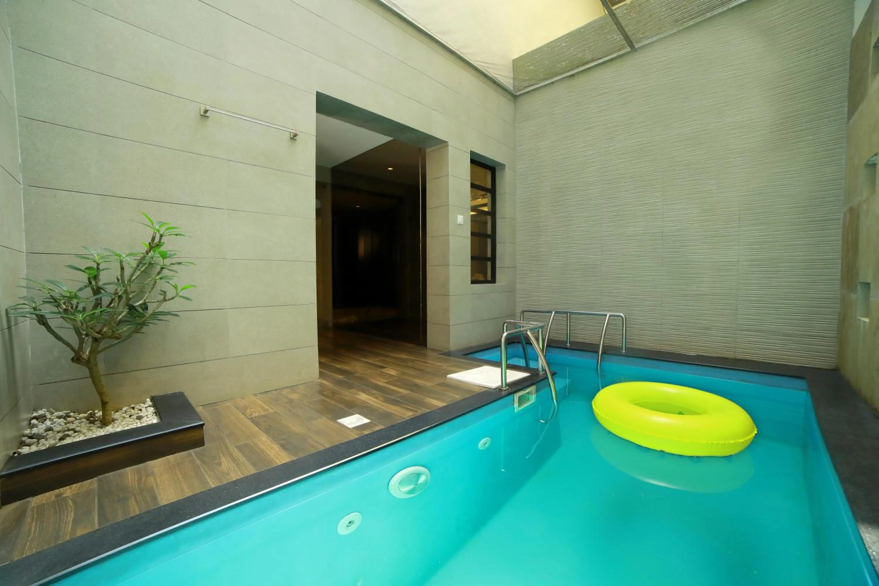 Swimming pool in Broad Bean Resort & Spa