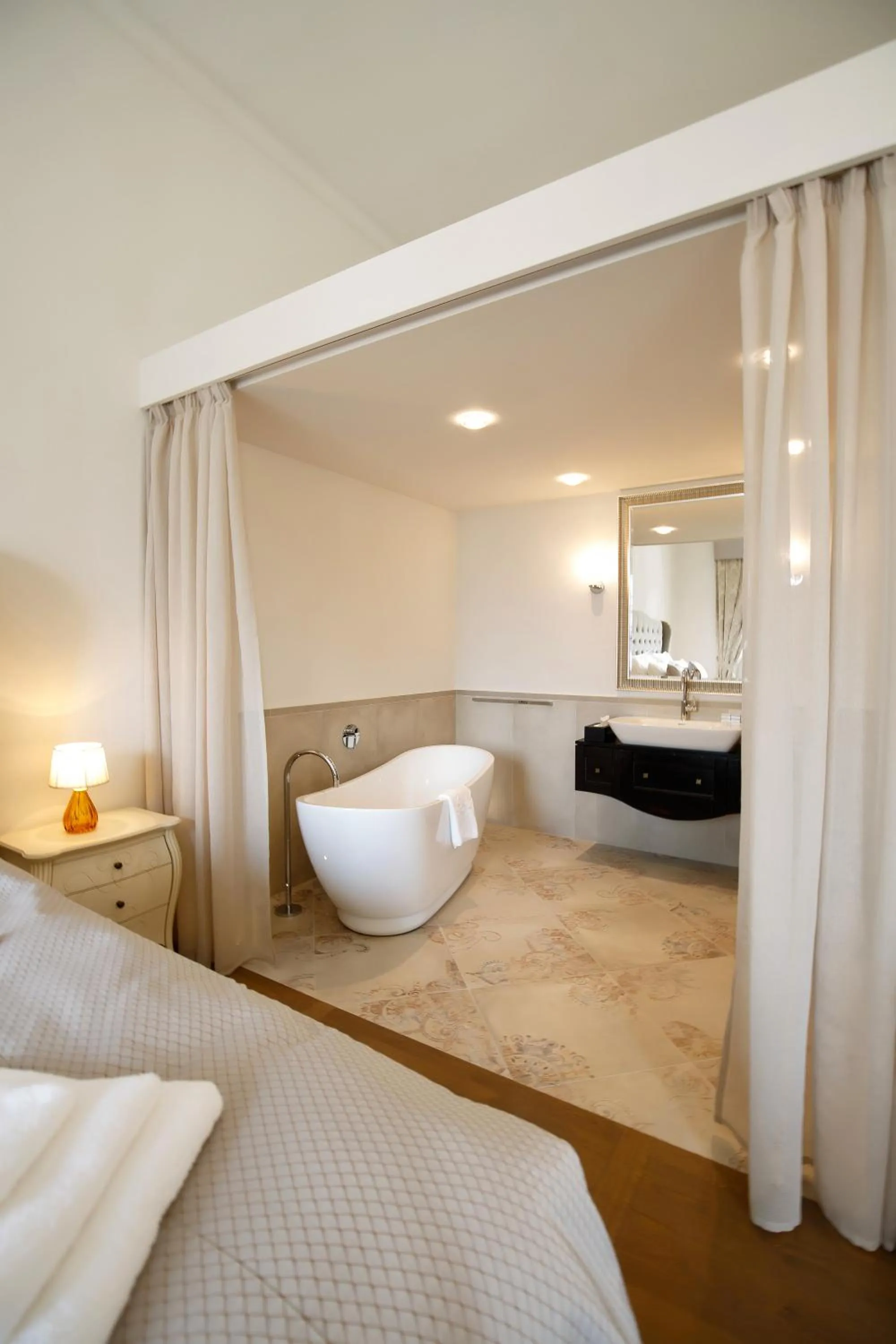 Bathroom, Bed in Hotel Château Gbeľany