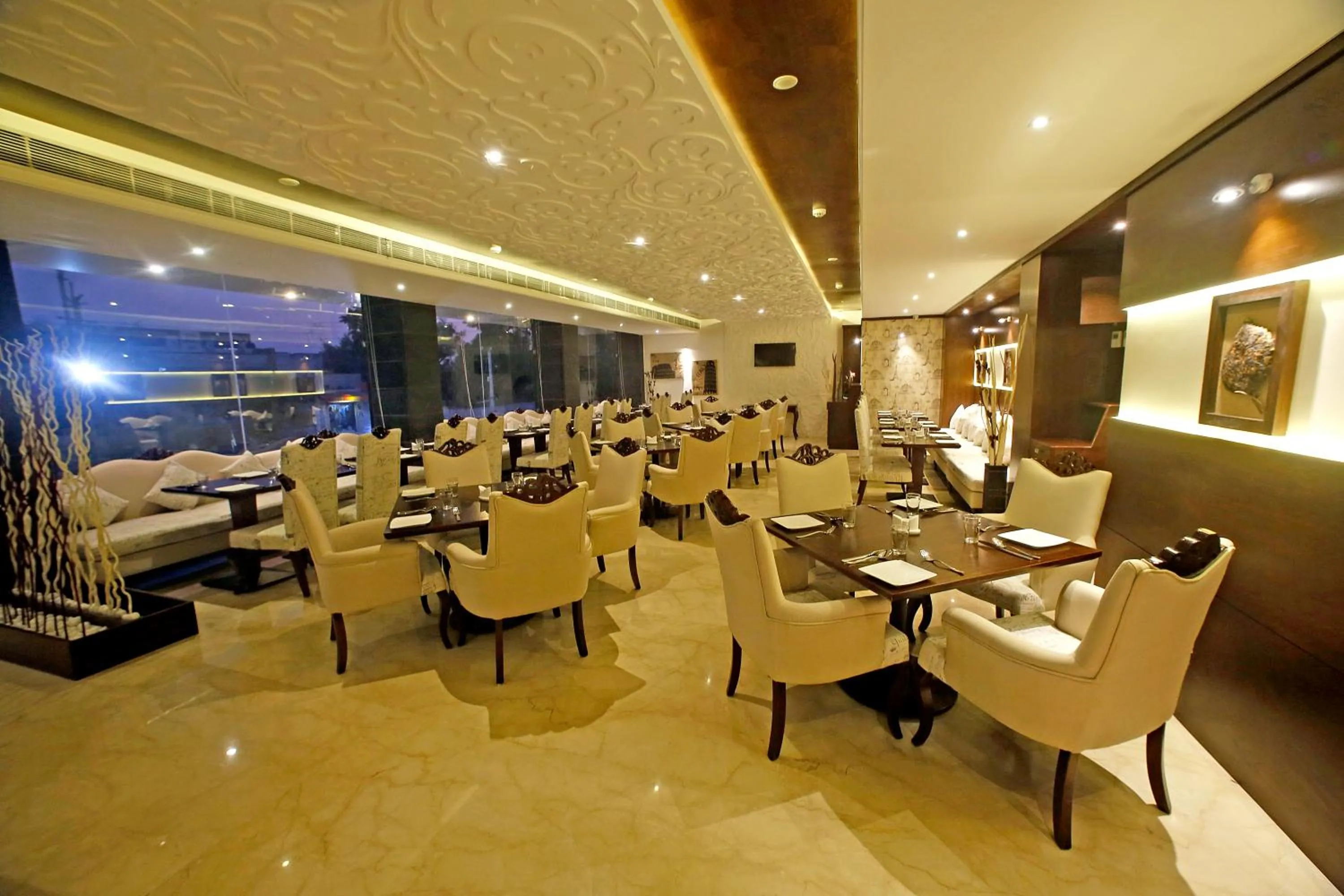 Restaurant/places to eat in Hotel LN Courtyard