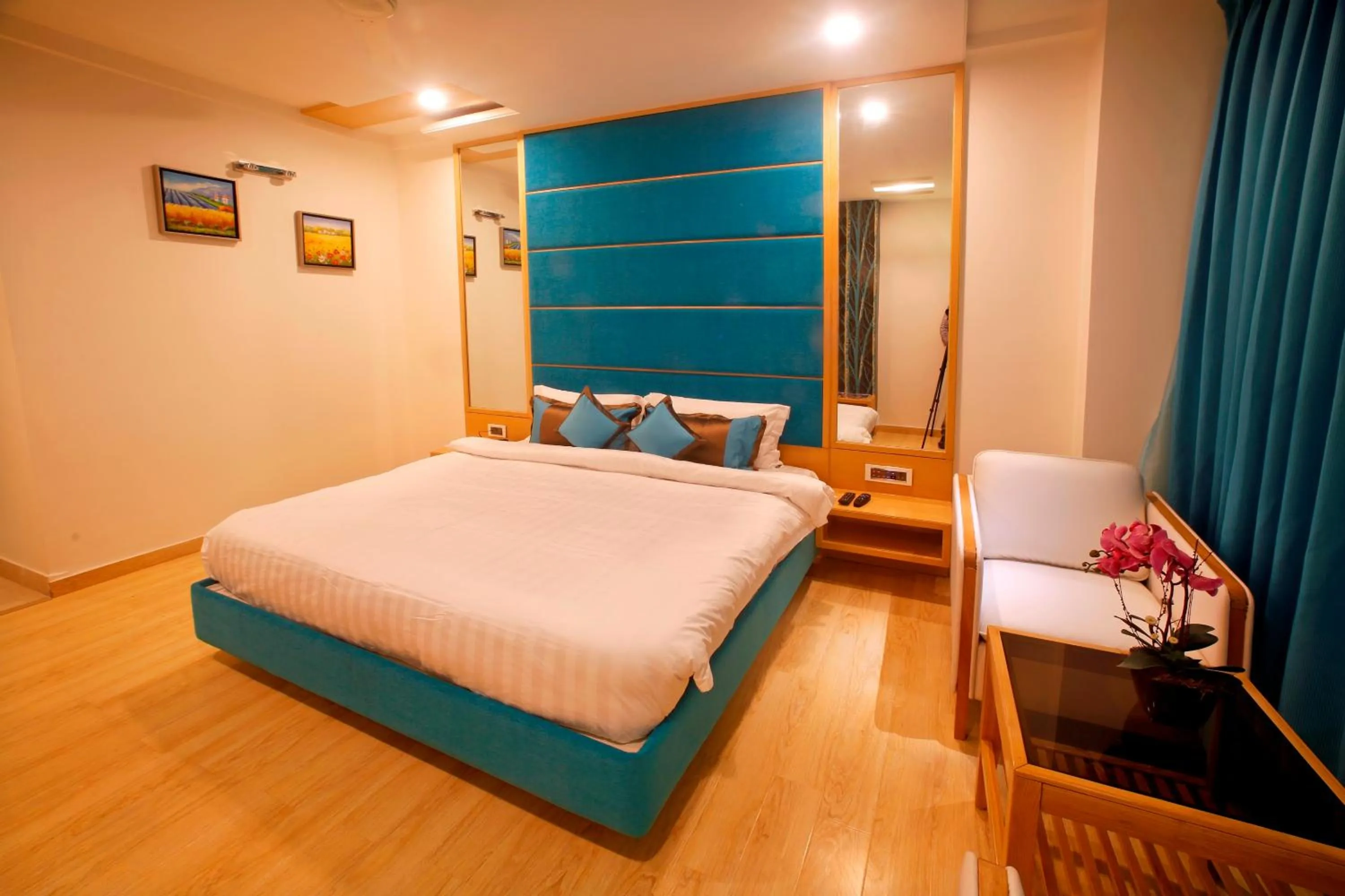 Photo of the whole room in Hotel LN Courtyard