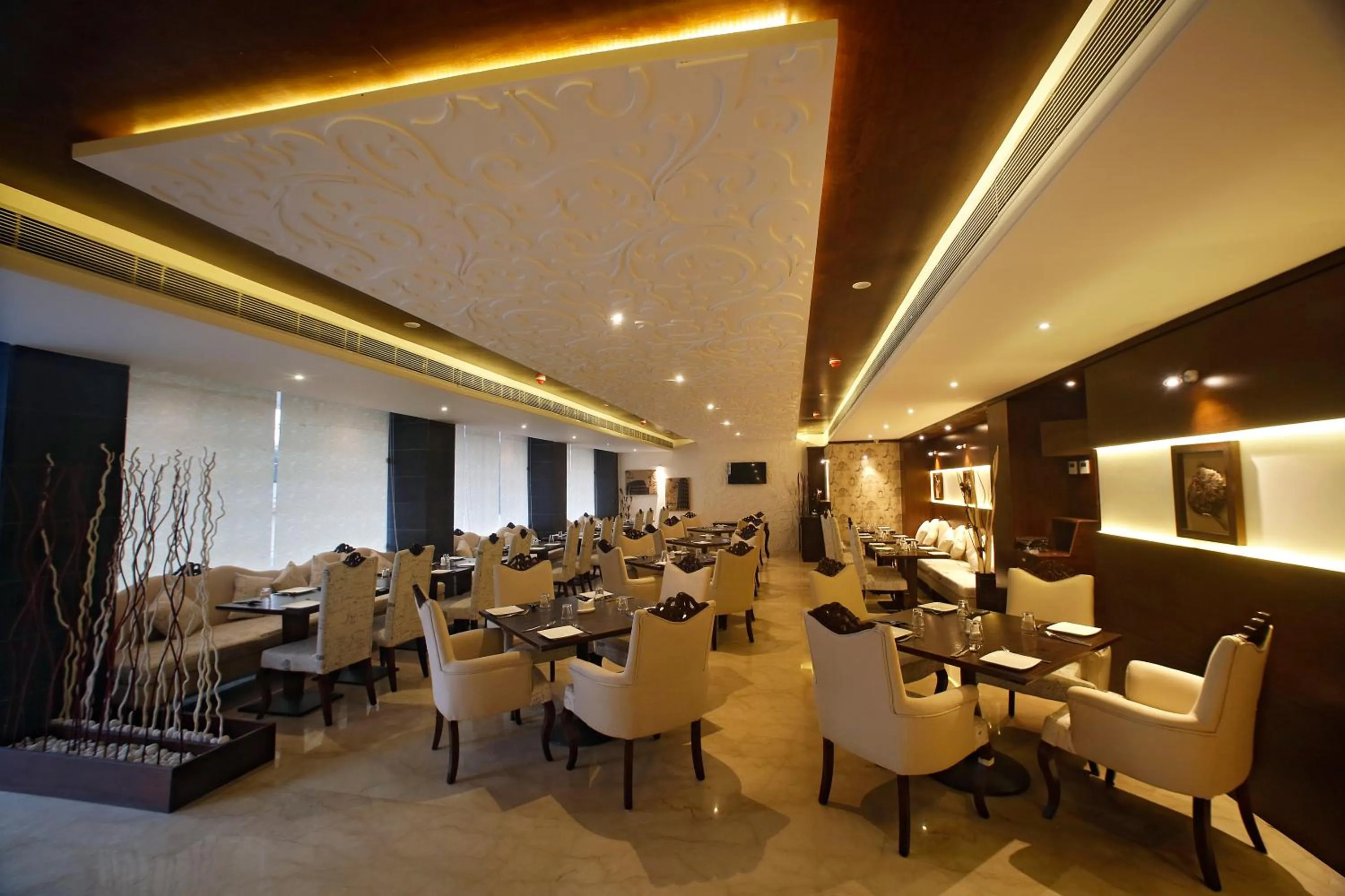 Restaurant/places to eat in Hotel LN Courtyard