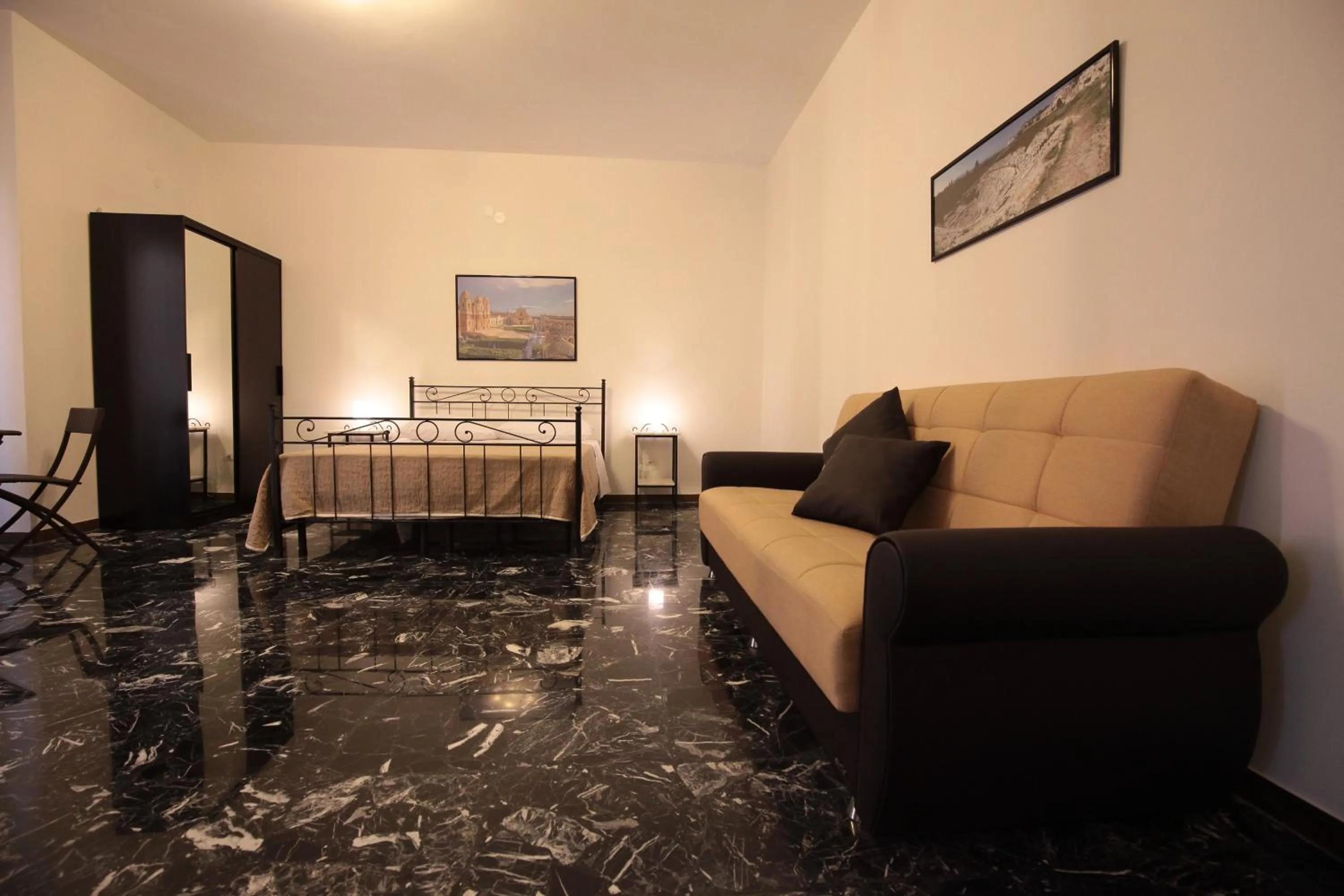 Shower, Bed in B&B Tarì