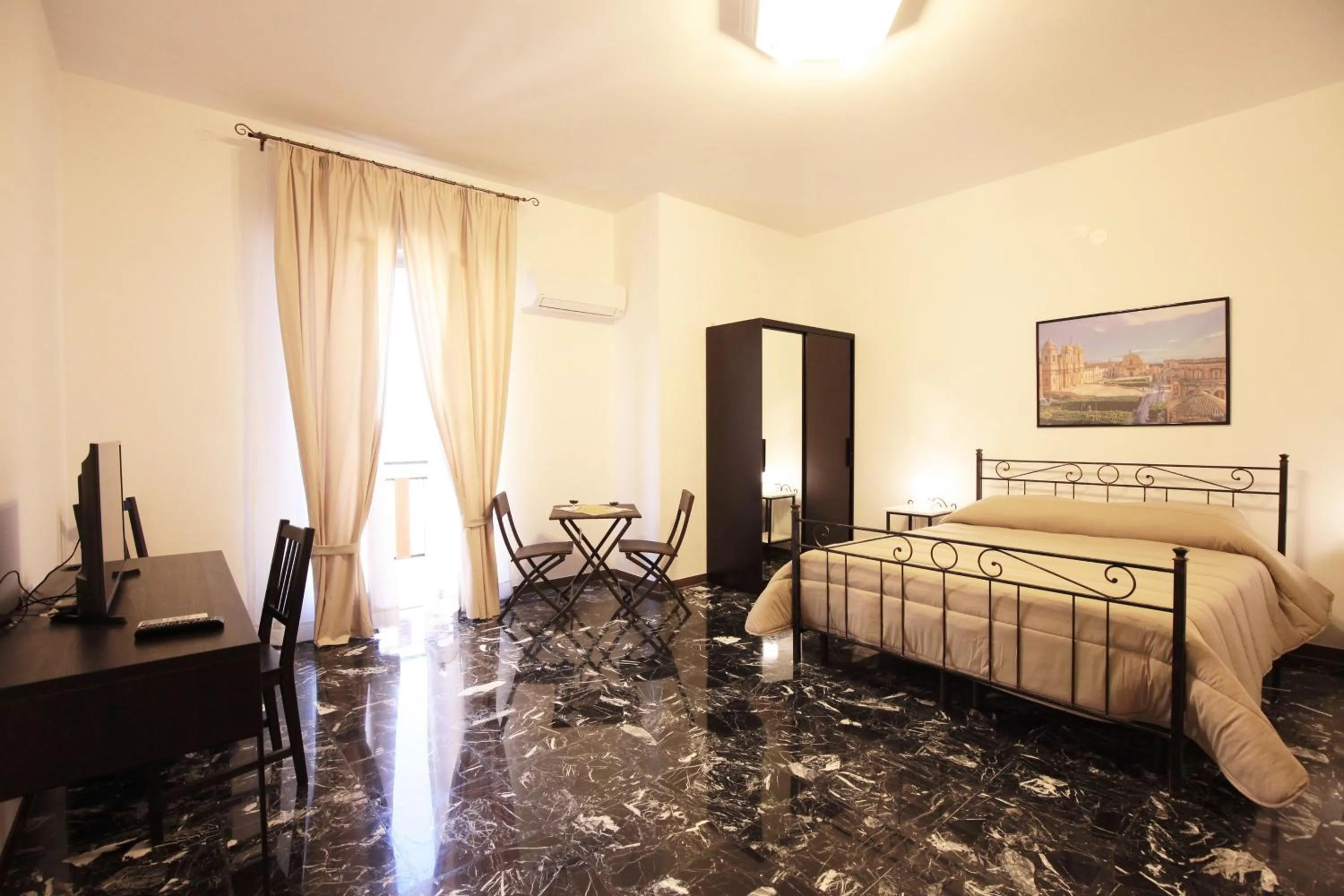 Property building, Bed in B&B Tarì