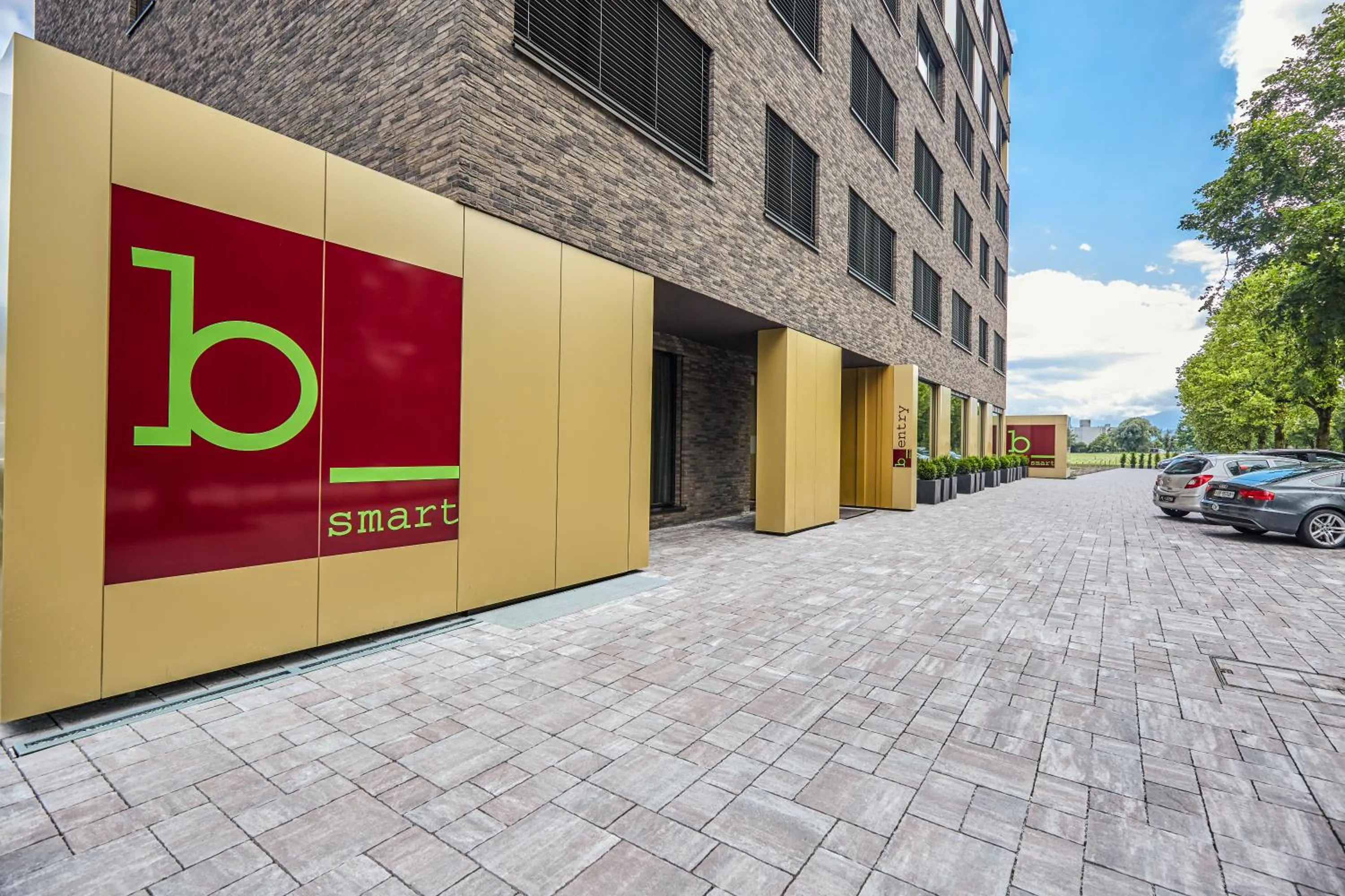 Facade/entrance in b-smart hotel Bendern