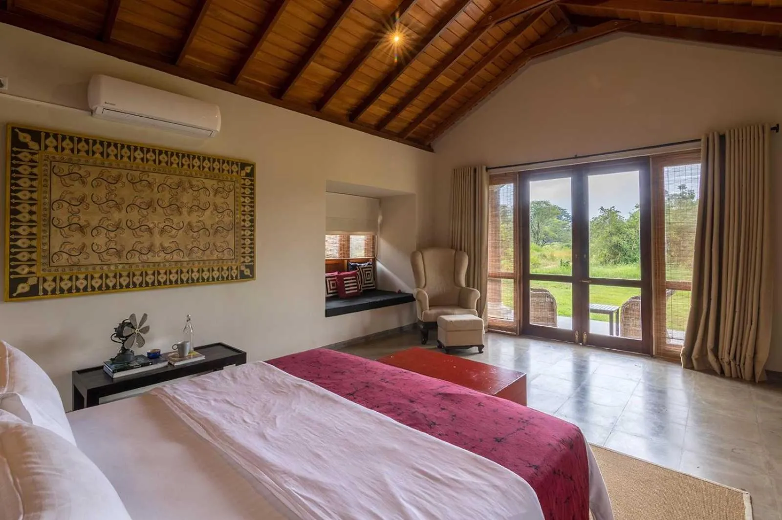 Photo of the whole room, Bed in Kumbukgaha Villa