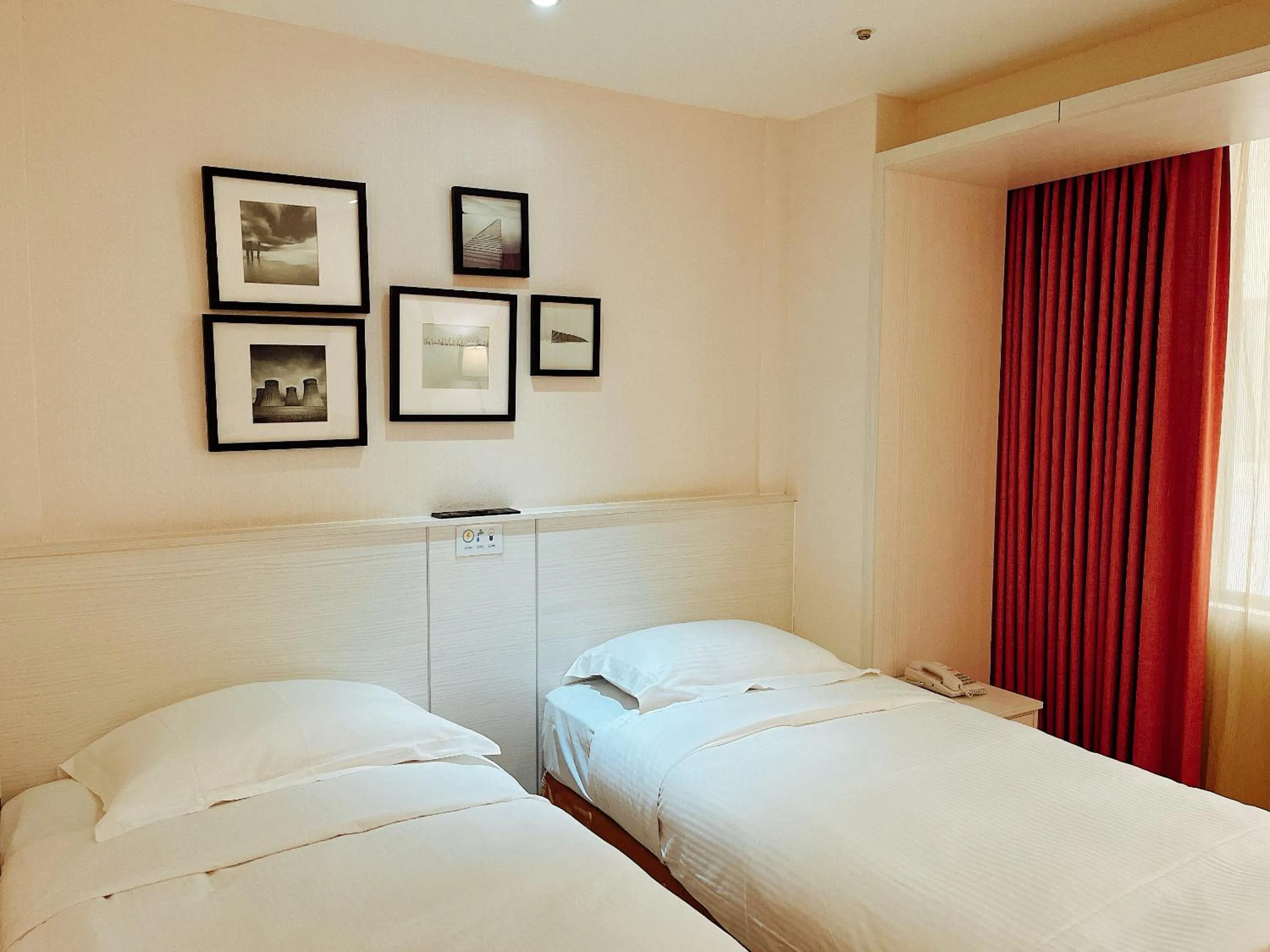 Business Twin Room in Wemeet Hotel