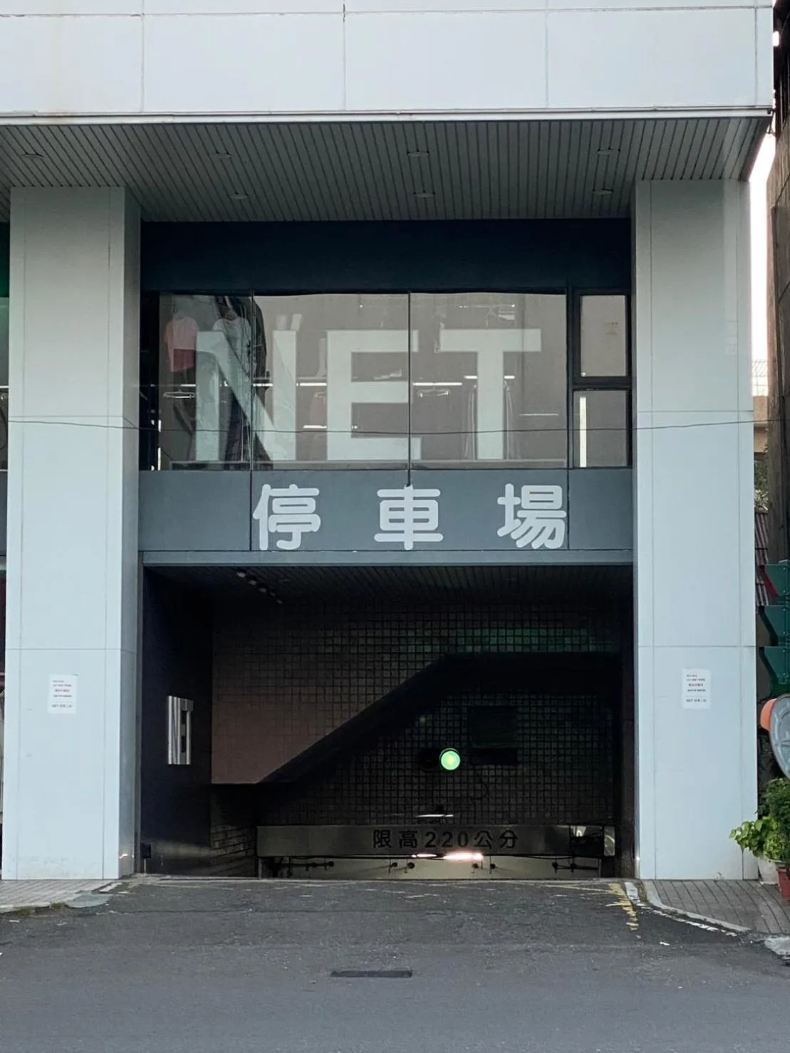 Parking in Wemeet Hotel