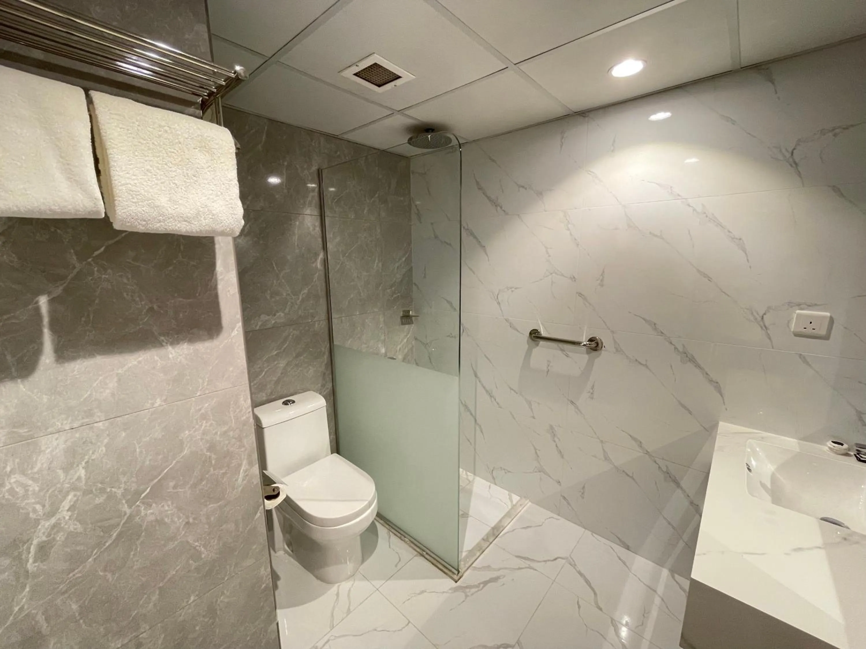 Bathroom in almukhtar aldahbe