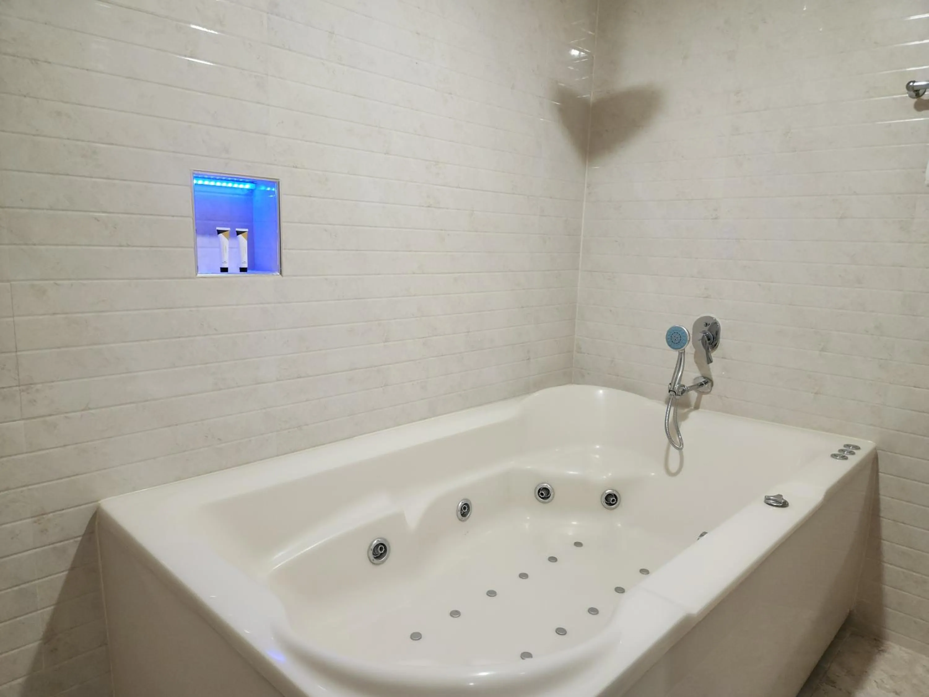 Hot Tub in Travellerinn Serviced Apartment