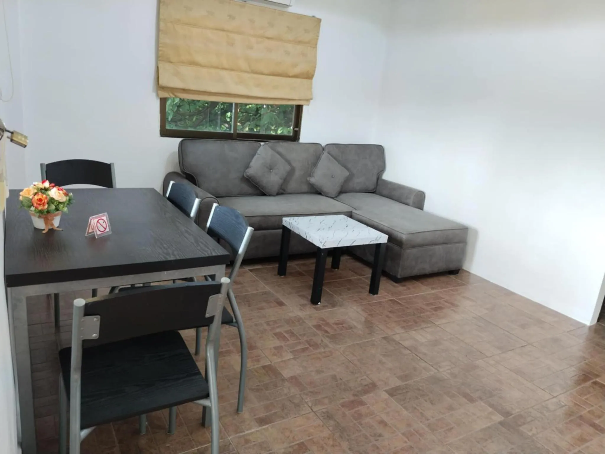 Living room in Phratamnak Inn - 100 meter from Beach