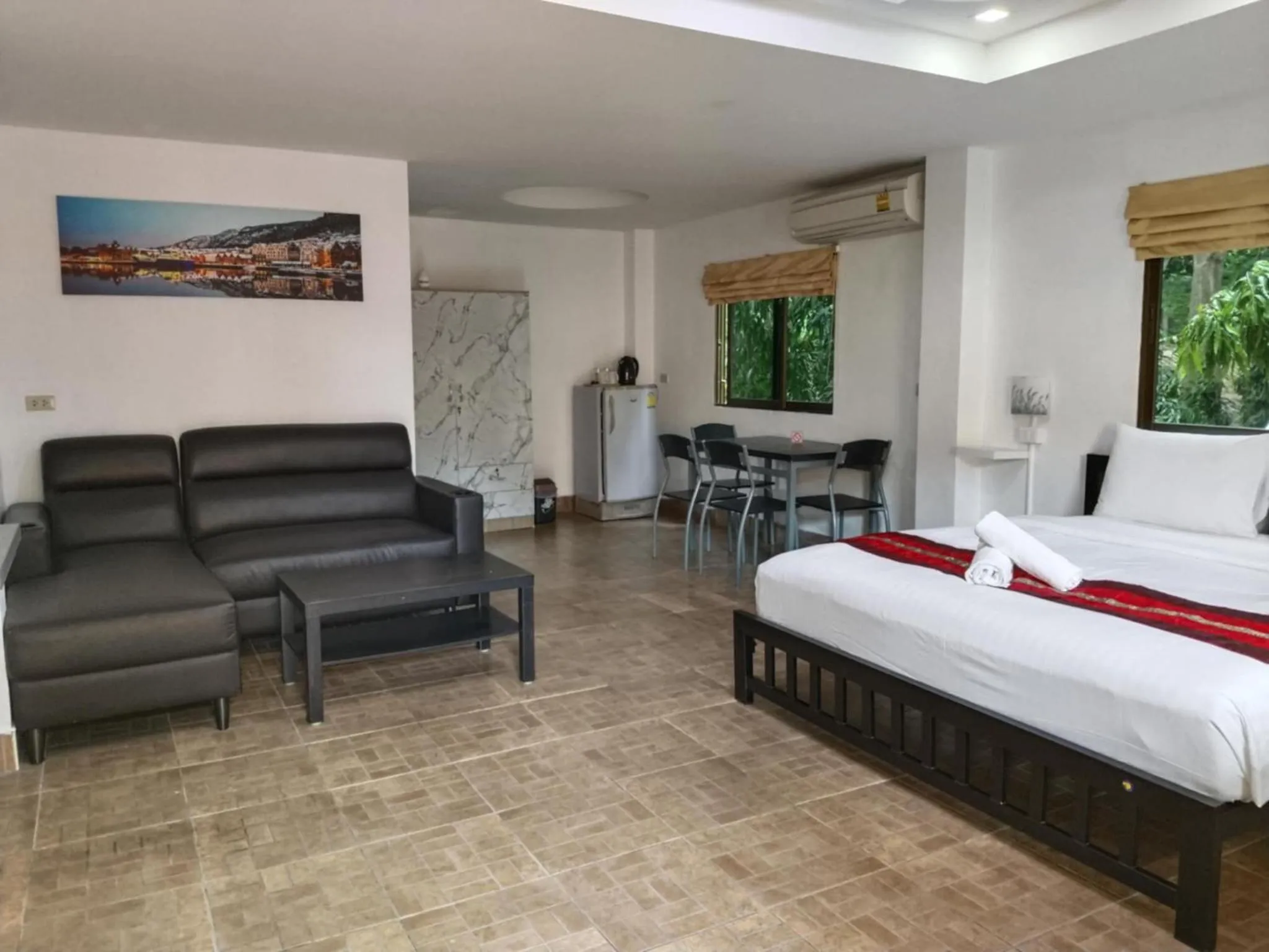 Bed in Phratamnak Inn - 100 meter from Beach