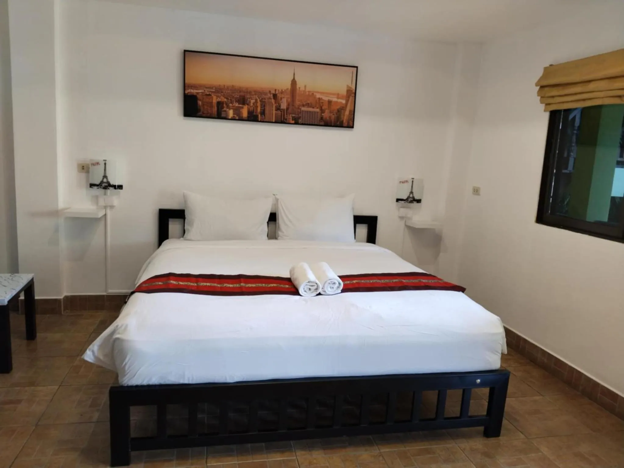 Bed in Phratamnak Inn - 100 meter from Beach