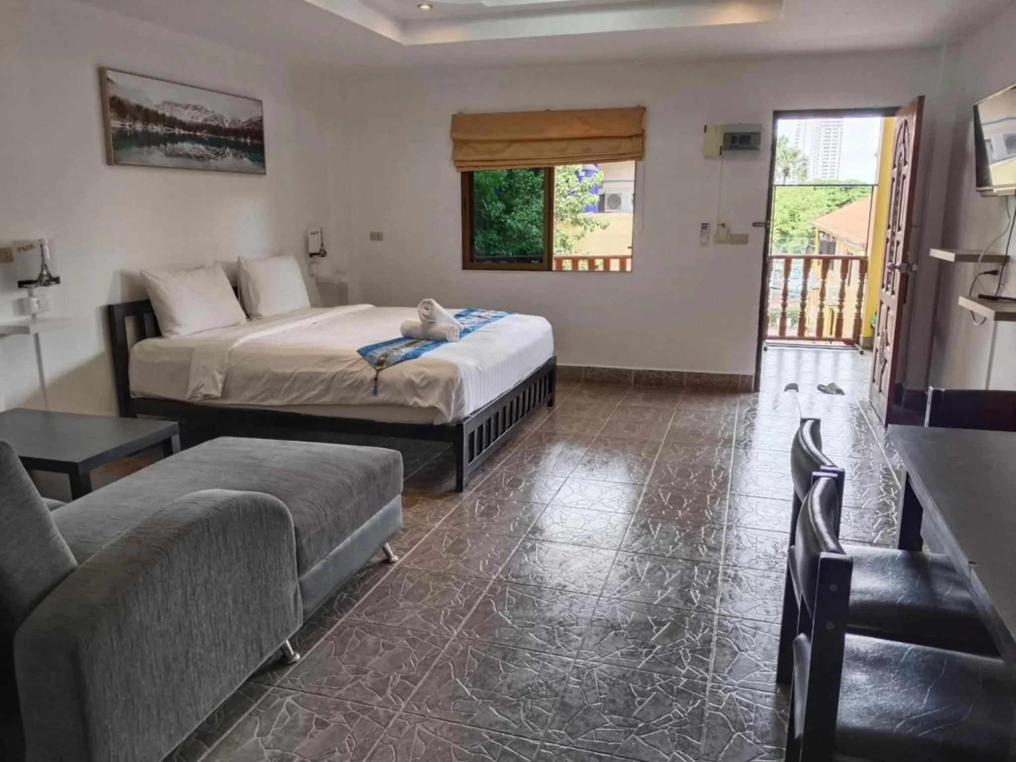 Bed in Phratamnak Inn - 100 meter from Beach