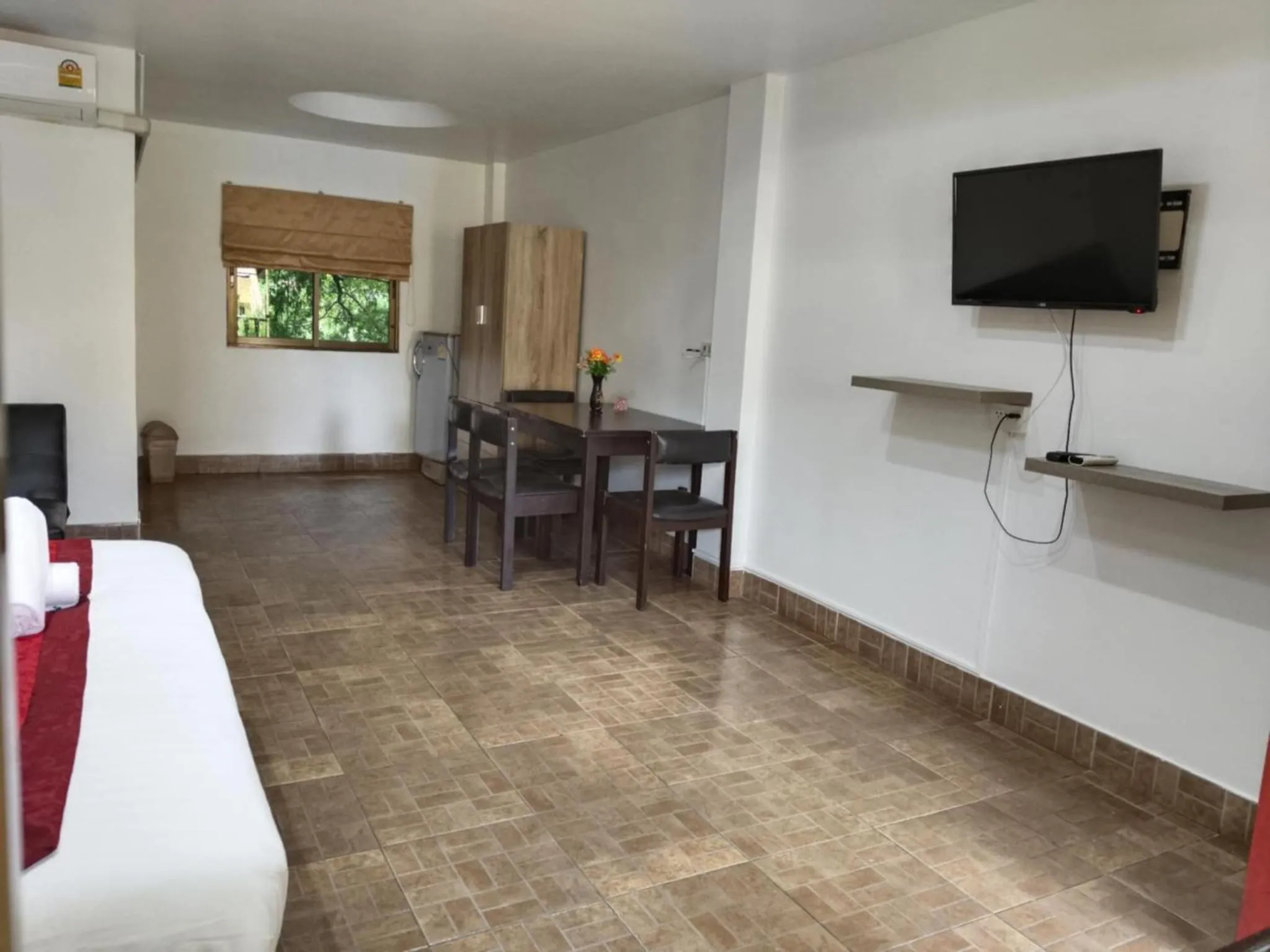 TV and multimedia in Phratamnak Inn - 100 meter from Beach